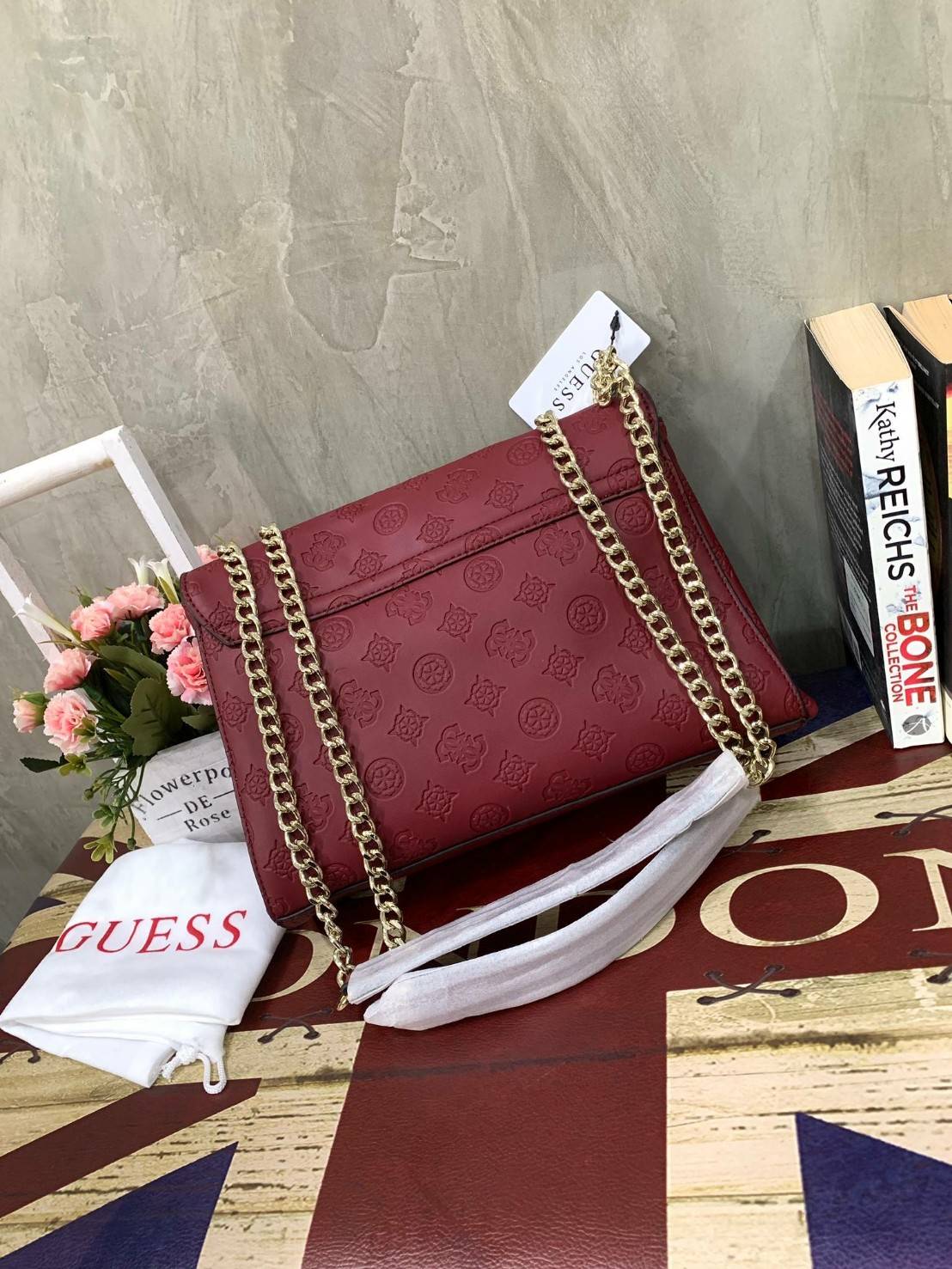 💕GUESS JANELLE CONVERTIBLE CROSSBODY BAG กระเป๋าสะพายข้างรุ่นใหม่ชนช้อปจากGuess สะพายได้ทั้งสายคู่และสายเดี่ยว สายสะพายโซ่ต่อหนังไม่เจ็บบ่า โลโก้ด้านหน้าตัวนูนเด่นชัด วัสดุหนังpu ลาย signature รอบใบ เปิดปิดด้วยกระดุมแม่เหล็กและซิป ภายในมีช่องซิปให
