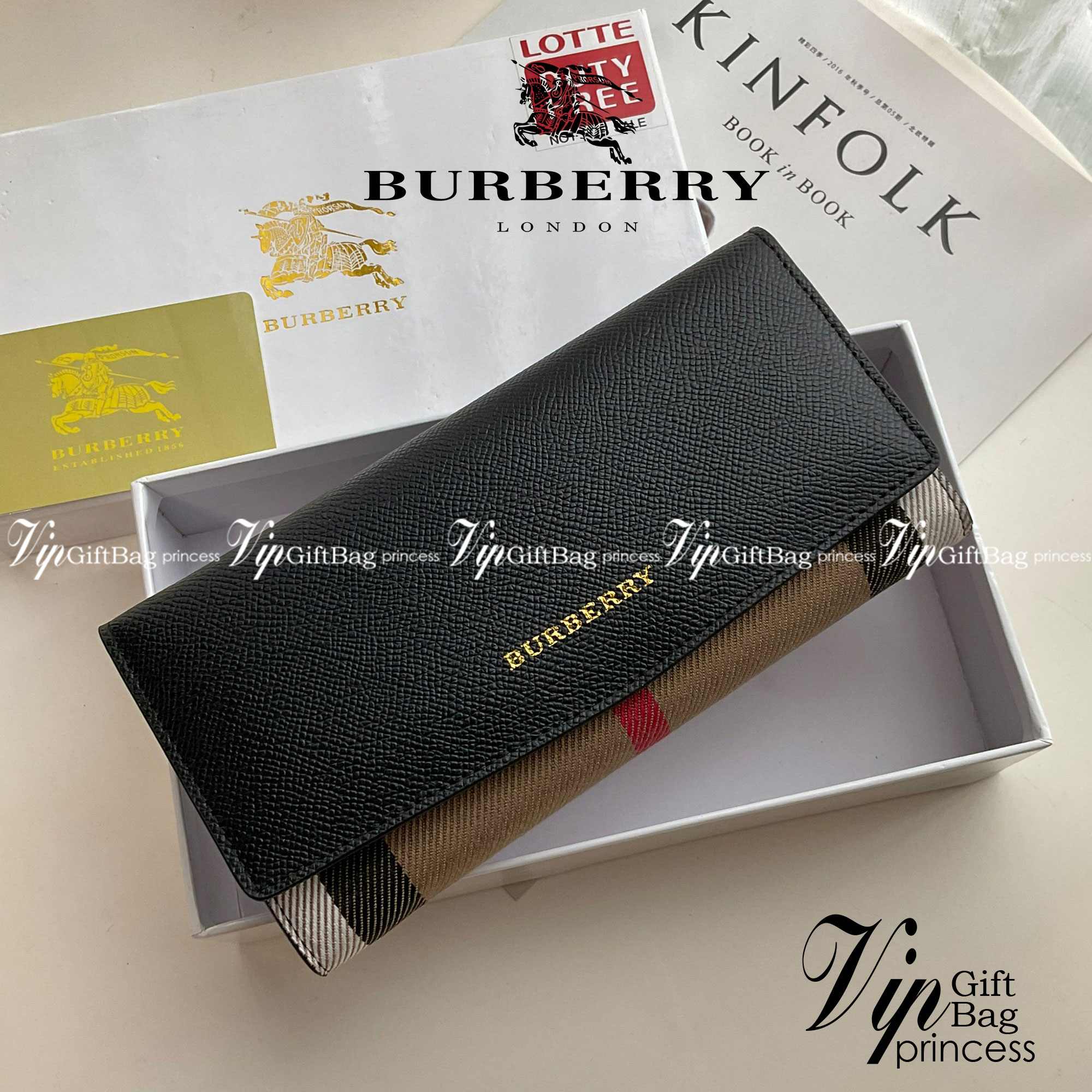 กระเป๋าสตางค์รับทรัพย์ ทรงหรู จากงาพรีเมี่ยมกิ๊ฟ Limited Edition จาก BURBERRY กระเป๋าสตางค์ใบยาวแบบพับกระดุม ทูโทนด้วยหนังแท้คาดผ้าลาย vintage ด้านในมีช่องใส่ธนบัตรยาวทั้งสองฝั่ง ช่องใส่บัตรได้อย่างน้อย 12 ช่อง และช่องเปิดด้วยซิปปั้มแบรนด์อะไหล่ทองสุดหรู 