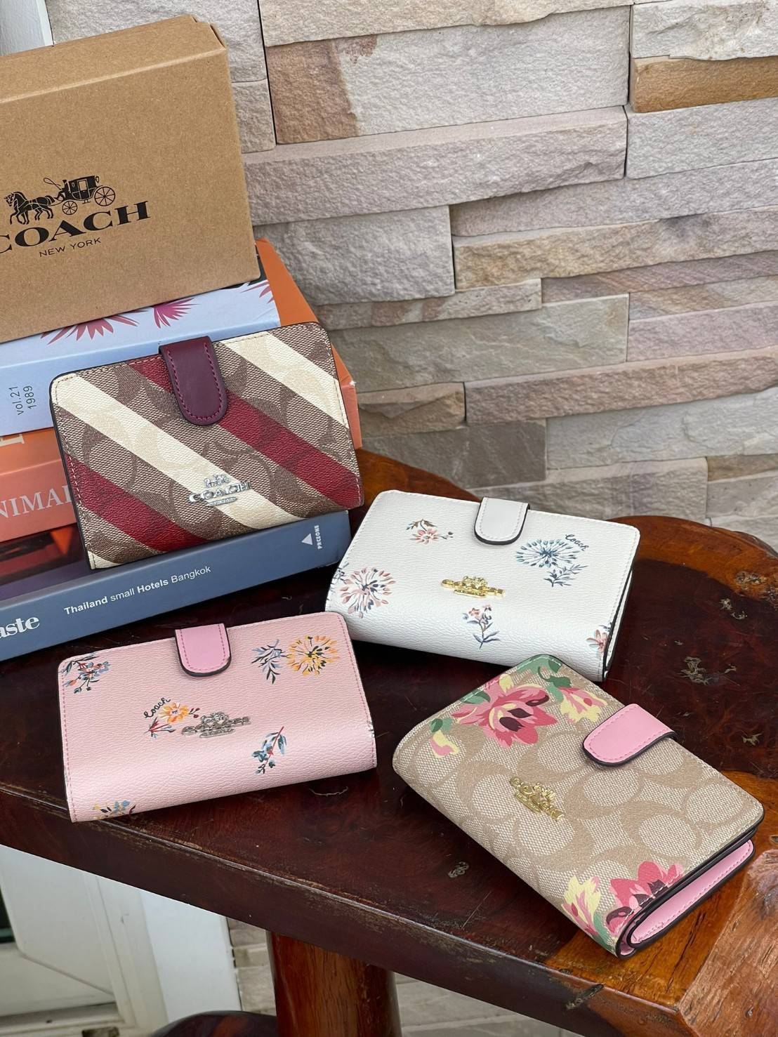 COACH MEDIUM CORNER ZIP WALLET IN SIGNATURE CANVAS กระเป๋าสตางค์ขนาดกลางที่ถือว่าเป็นไอเทม Must Have ของทุกเพศทุกวัยที่ต้องพกติดตัวไว้ตลอดเวลา เพราะนอกจากจะช่วยจัดเก็บเงิน บัตรประชาชน บัตรเครดิตและต่าง ๆ ให้เป็นระเบียบเรียบร้อยยังต้องคำนึงถึงประโยชน์ใช้สอ