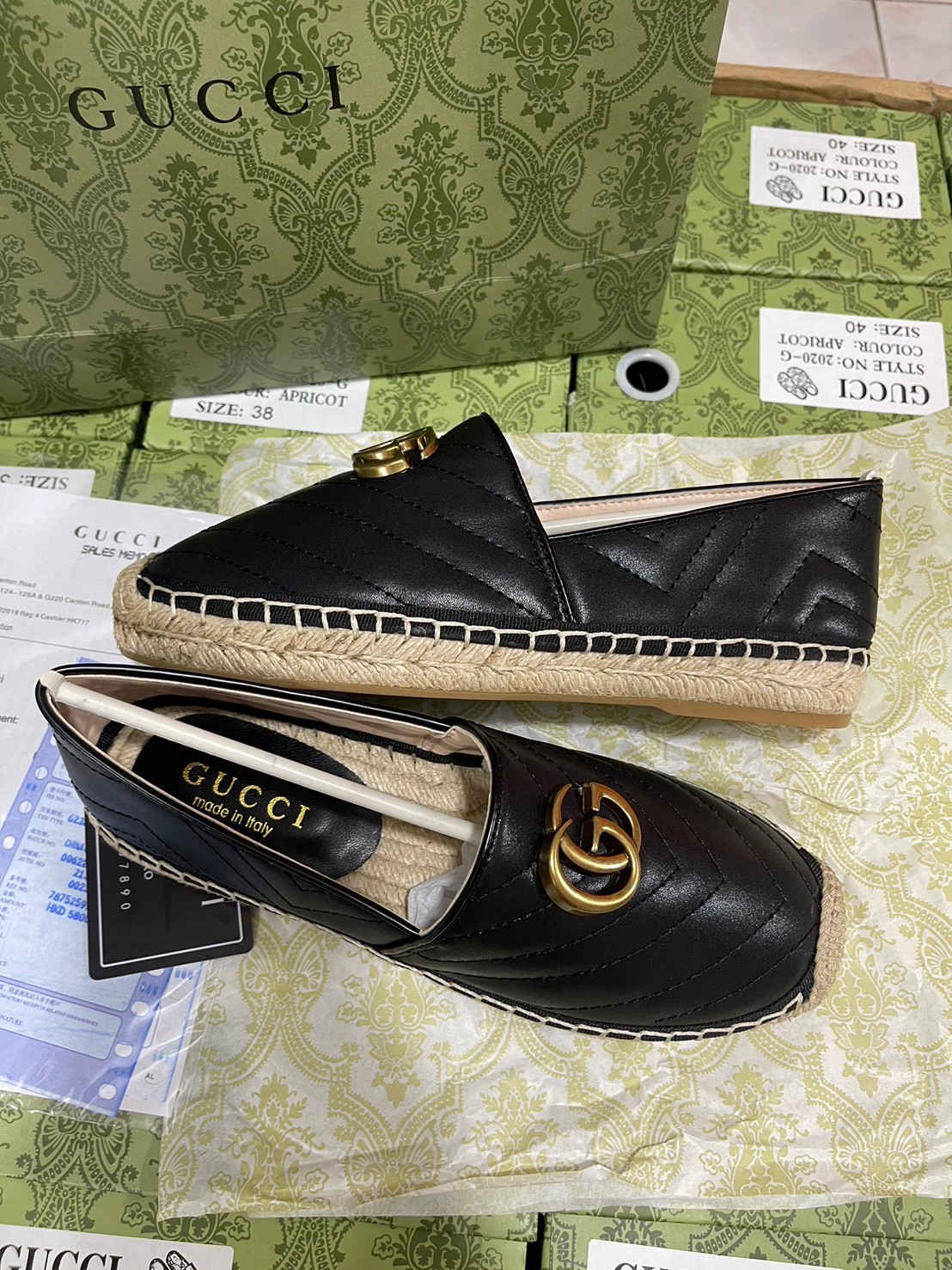 GUCCI Leather Espadrille with double G รองเท้าผ้าใบลำลองรุ่นยอดฮิต ขับผิว ใส่สบาย ยืนเดินได้นาน พื้นยางอย่างดียืดหยุ่นสูง ใส่เดินชิลหรือเที่ยวก็ปัง สวยงาม ได้หลากหลายโอกาส