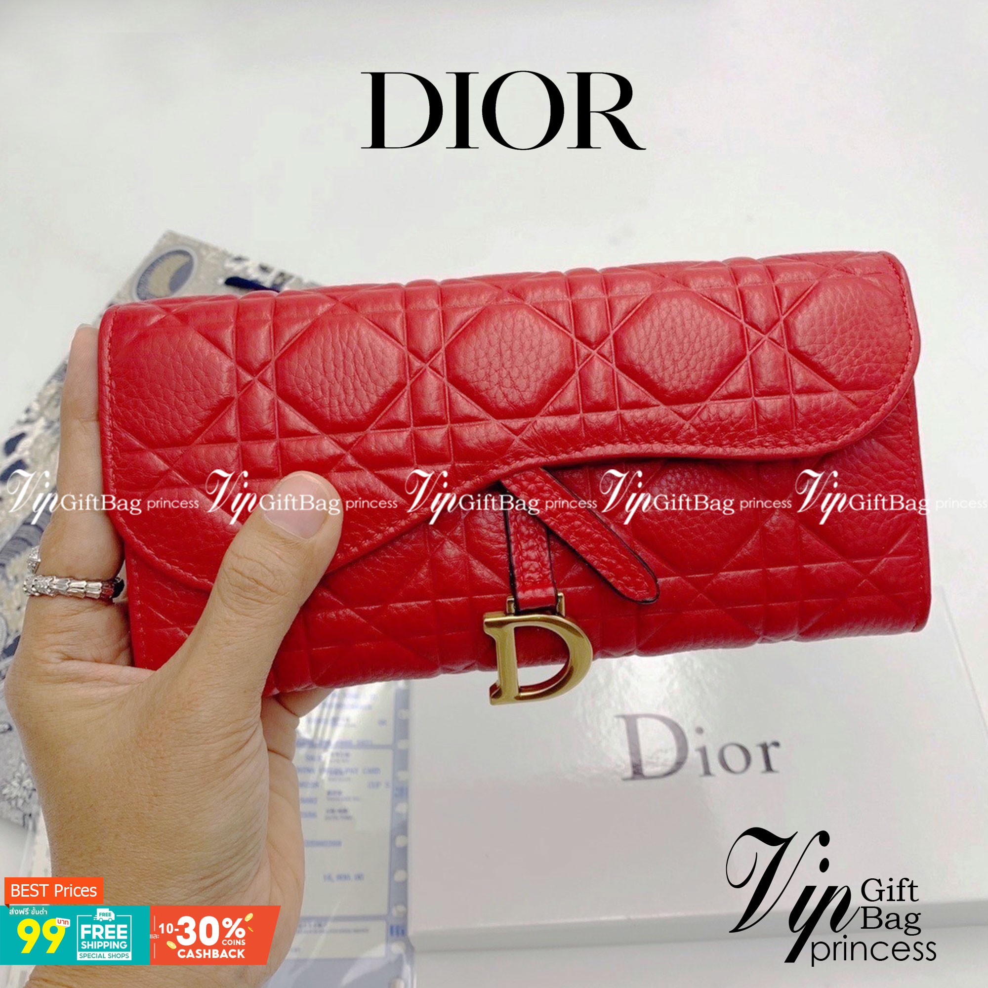 Dior Long Wallet กระเป๋าสตางค์ใบยาว เปิดหน้าทรงเคิร์ป สวยหรู งานหนังนิ่มฟู มาพร้อมอะไหล่สีทองหรูหรา ด้านในมี 3 ช่องใช้งาน งานจริงคือสวยมาก มาให้สาวๆเลือกใช้กัน 3 โทนสี ราคาดีย์มากกน้าาา