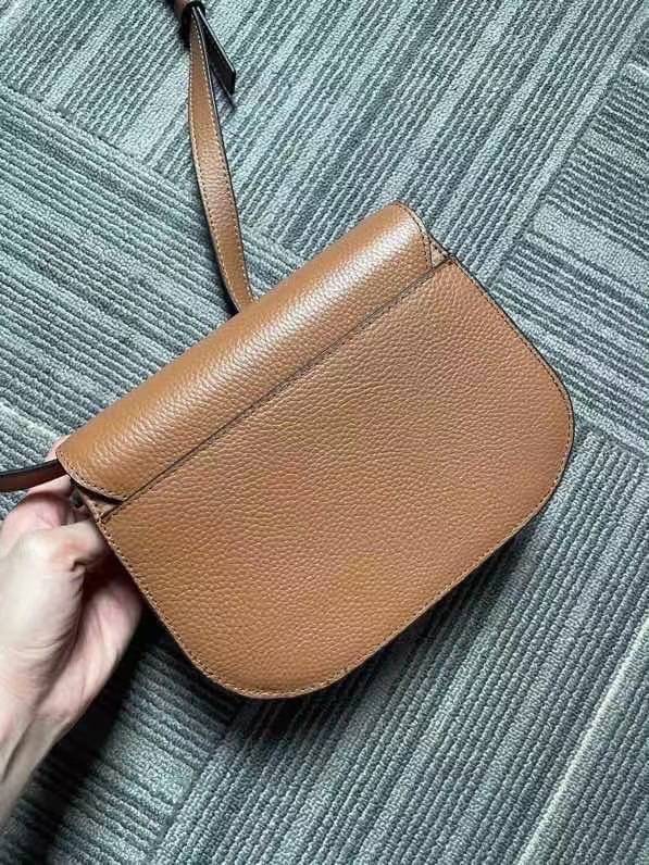 TORY BURCH BRLTTEN SMALL SADDLE BAG / Tory Burch Britten Flap Shoulder Bag กระเป๋าสะพายข้าง วัสดุหนังแกะแท้ ด้านหน้าประดับโลโก้แบรนด์ เปิด-ปิดกระเป๋าแบบกระดุมแป็กแม่เหล็กแน่นหนา ภายในมีช่องหลัก ใส่กระเป๋าเงินใบกลาง มือถือได้ทุกรุ่น มีช่องแยกใส่ของจุกจิกอี