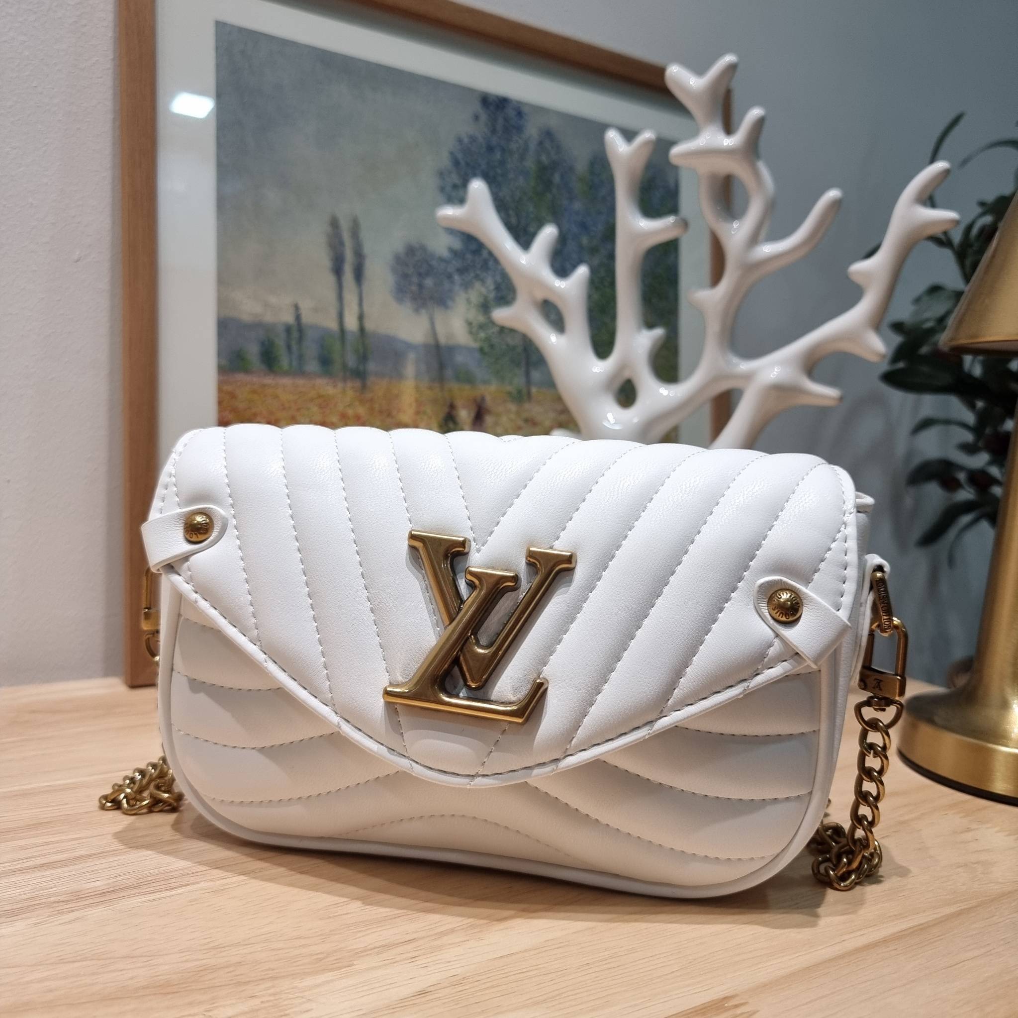 LV new wave pochette multi bag กระเป๋าสะพายมัลติฟังก์ชั่น มาพร้อม box set รับรองว่าดีงาม ลูกเล่นคลาสสิคผสานความวินเทจ