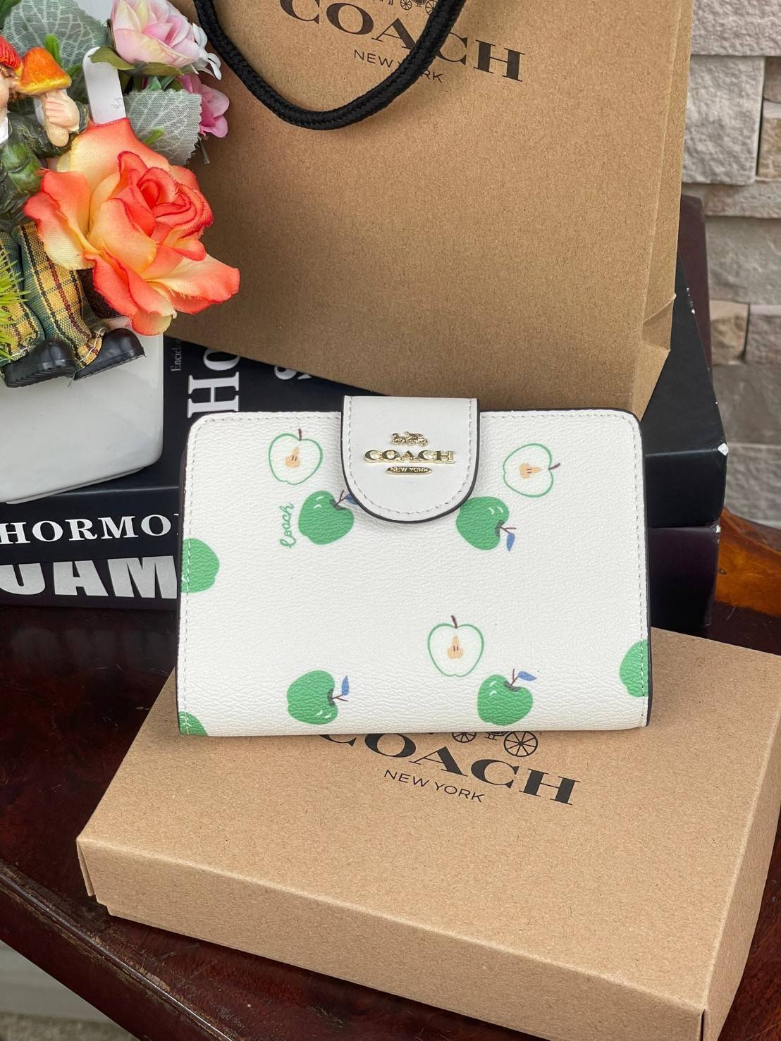 COACH C4117 MEDIUM CORNER ZIP WALLET IN SIGNATURE CANVAS WITH APPLE PRINT ดีไซน์ใหม่ล่าสุด!! คอลเลคชั่นลายพริ้นท์แอปเปิ้ลแดงโดดเด่นบนพื้นลายซิกเนเจอร์ เพิ่มลูกเล่นให้กระเป๋าสตางค์ของคุณ กระเป๋าสตางค์ใบกลาง ขนาดกำลังเหมาะมือ วัสดุหนังแคนวาส ดูแลรักษาง่าย ม