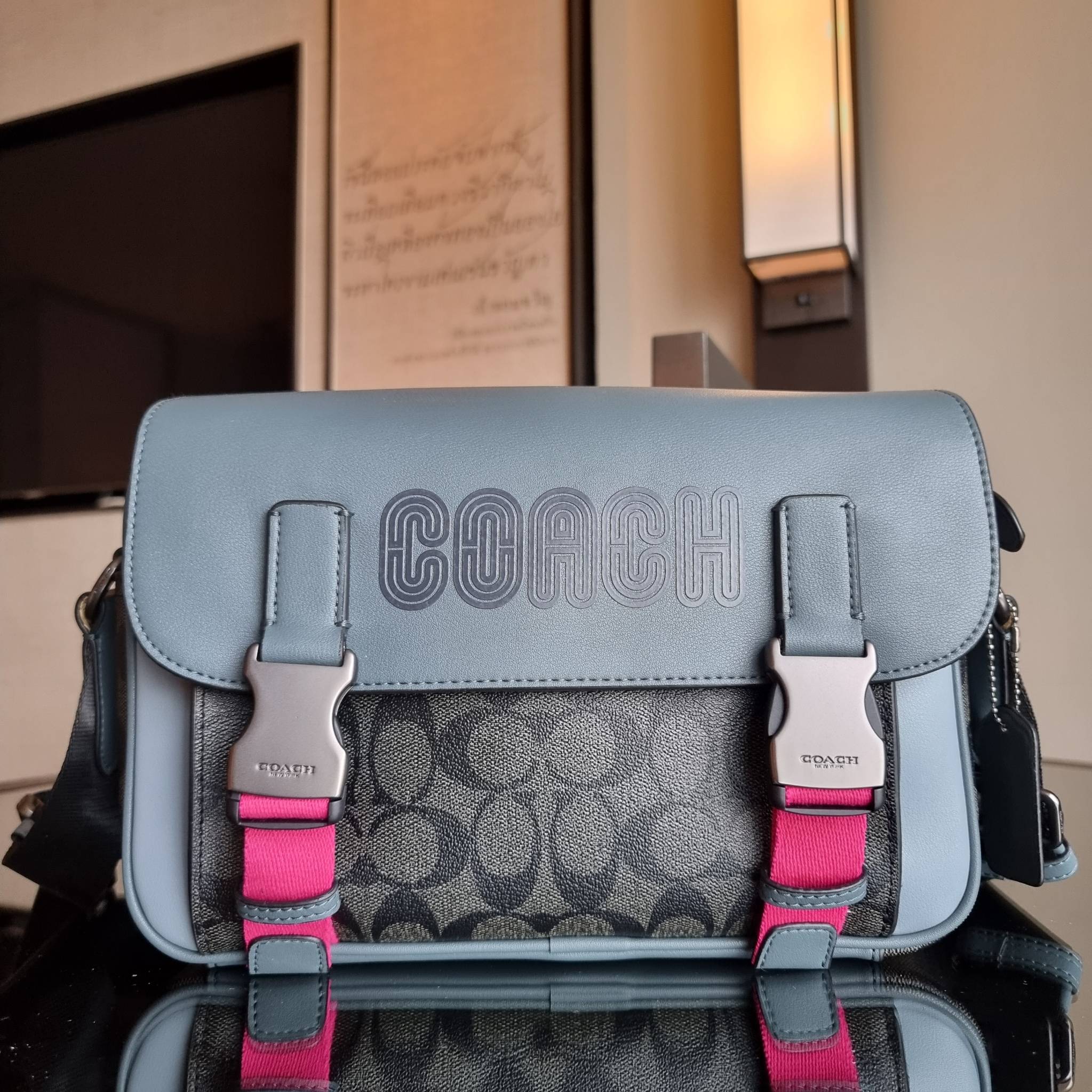 COACH TRACK CROSSBODY IN COLORBLOCK WITH COACH PATCH C6657 C8128 หล่อบอกต่ออีกหนึ่ง กระเป๋าสะพายทรงแมสเซ็นเจอร์ รุ่นเอาใจหนุ่มๆ ที่สาวๆก็อยากใช้!! ด้วยดีไซน์สีคัลเลอร์บล็อคที่โดดเด่น ทำให้ดูน่าใช้งาน วัสดุหนังแท้ สวยคมซ่อนหรู ฝากระเป๋ามีตัวล็อคแน่นหนา เปิ