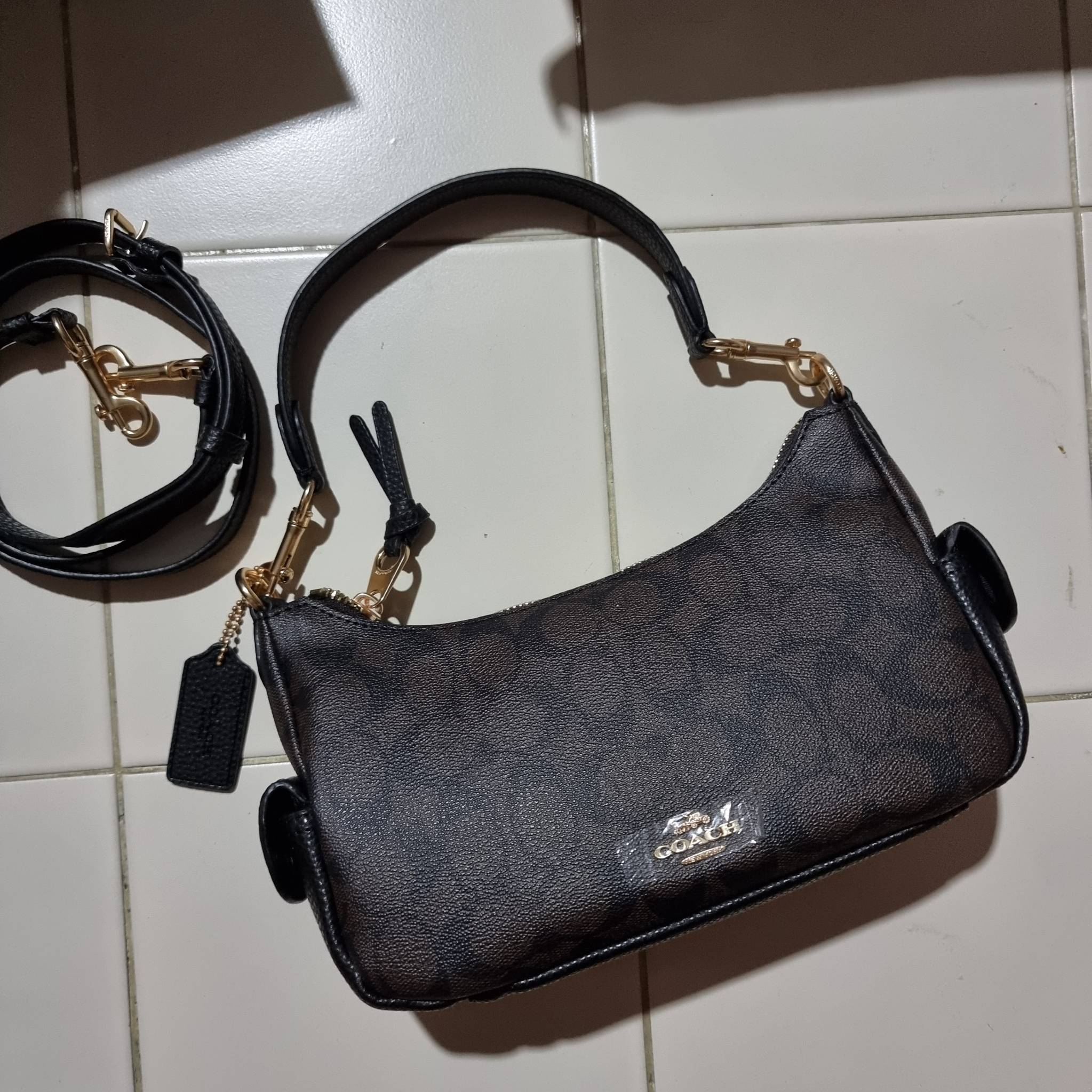 COACH C7223 PENNY SHOULDER BAG 25 IN SIGNATURE CANVAS คอลเลคชั่นเพนนีสุดคิ้วท์ ในรูปแบบของกระเป๋าสะพายไหล่กึ่งทรงพอช พร้อมเสิร์ฟความสวยถึงบ้านไปเลย!! ด้วยดีไซน์คลาสสิคย้อนยุค ที่แอบแฝงความเรียบหรู มาพร้อมสายสะพาย 2 เส้น เป็นสายคล้องมือและสายสะพายครอสบอดี้