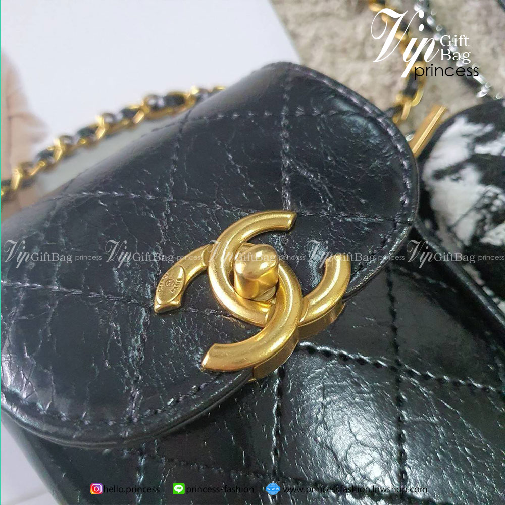 CHANEL VIP GIFT WOC BAG งาน CHANEL VIP GIFT ของแท้ 100% จากเคาเตอร์แบรนด์ CHANEL ทรงแนวตั้ฝน่ารัก ขนาดกำลังดี วัสดุหนังเรียบพิมพ์ลายยับ เปิดปิดด้วยตัวล้อคปั้มแบรนด์ อะไหล่ทอง ลายวินเทจ ด้านในใส่โทรศัพท์ได้ถึง NOTE10+ มาพร้อมสายโซ่สลับหนังเอกลักษณ์โซ่สองสี