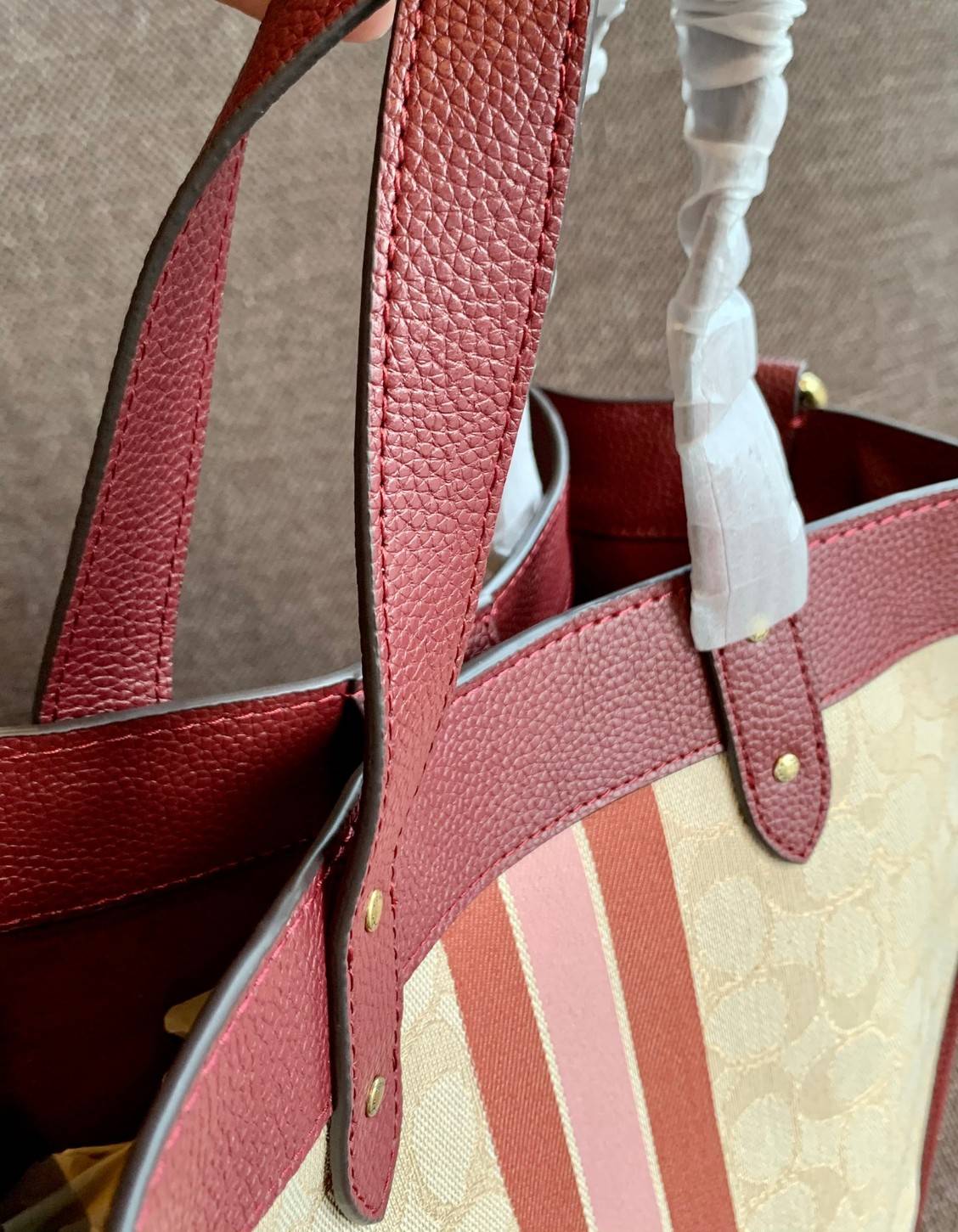 Coach 5868 Field Tote In Signature Jacquard With Horse And Carriage Prints 📣พร้อมส่ง ยังไม่เข้าไทยจ้าา!! กระเป๋าทรงTote สูง ใบใหญ่ วัสดุJacquard+หนังแท้ อย่างดี ได้ลงตัวแมทกันสวยงามมากๆค่ะ ด้านหน้าตัดแทบสีตรงกลางยาวลงมาบวกกับป้ายแบรนด์หนังตัวใหญ่ด