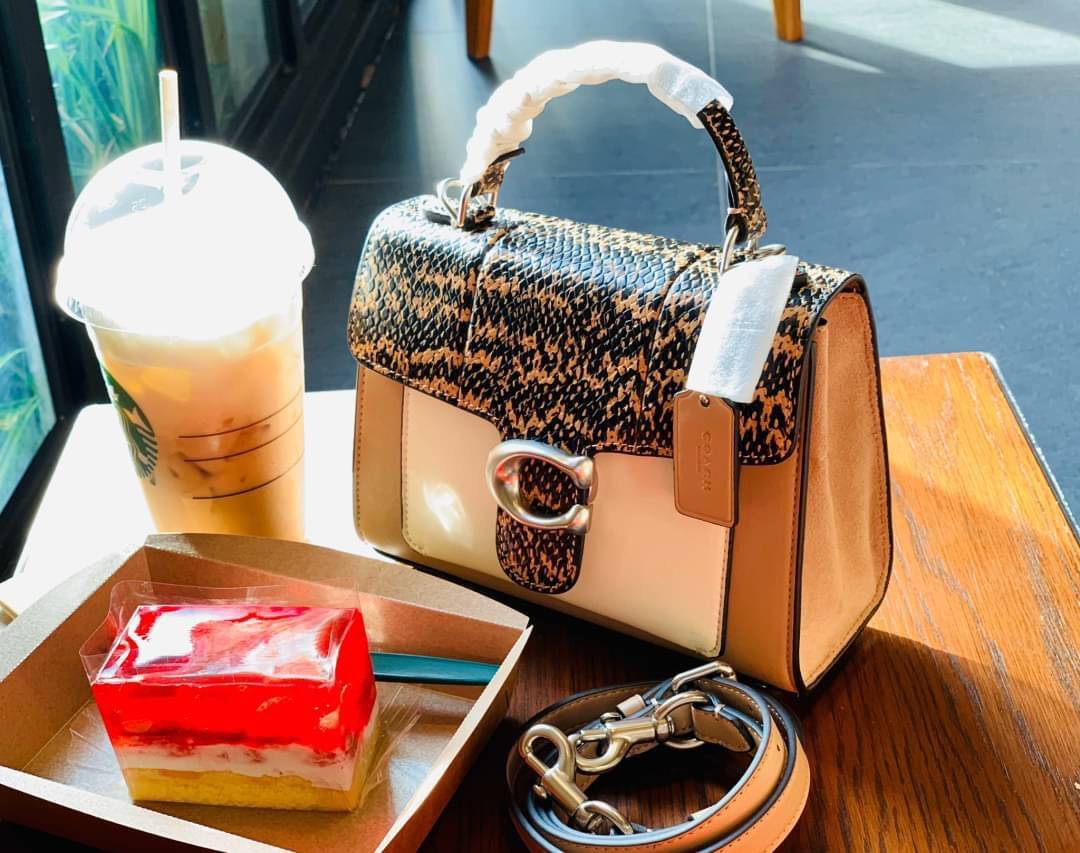 OUTLET 】COACH TABBY TOP HANDLE 20 LEATHER BAG หรูหรามากๆค่ะ สินค้าแนะนำ!! กระเป๋าถือ//สะพายข้างได้ วัสดุหนังแท้อย่างดี หนึ่งใบทำหนัง2แบบได้อย่างลงตัว สวยงาม มีอะไหล่ตัวC ใหญ่ด้านหน้าโดดเด่นหรูมากๆค่ะ 🔺เปิดปิดแบบกดล็อค ภายในมี2ช่องสำหรับใส่ของ สามา