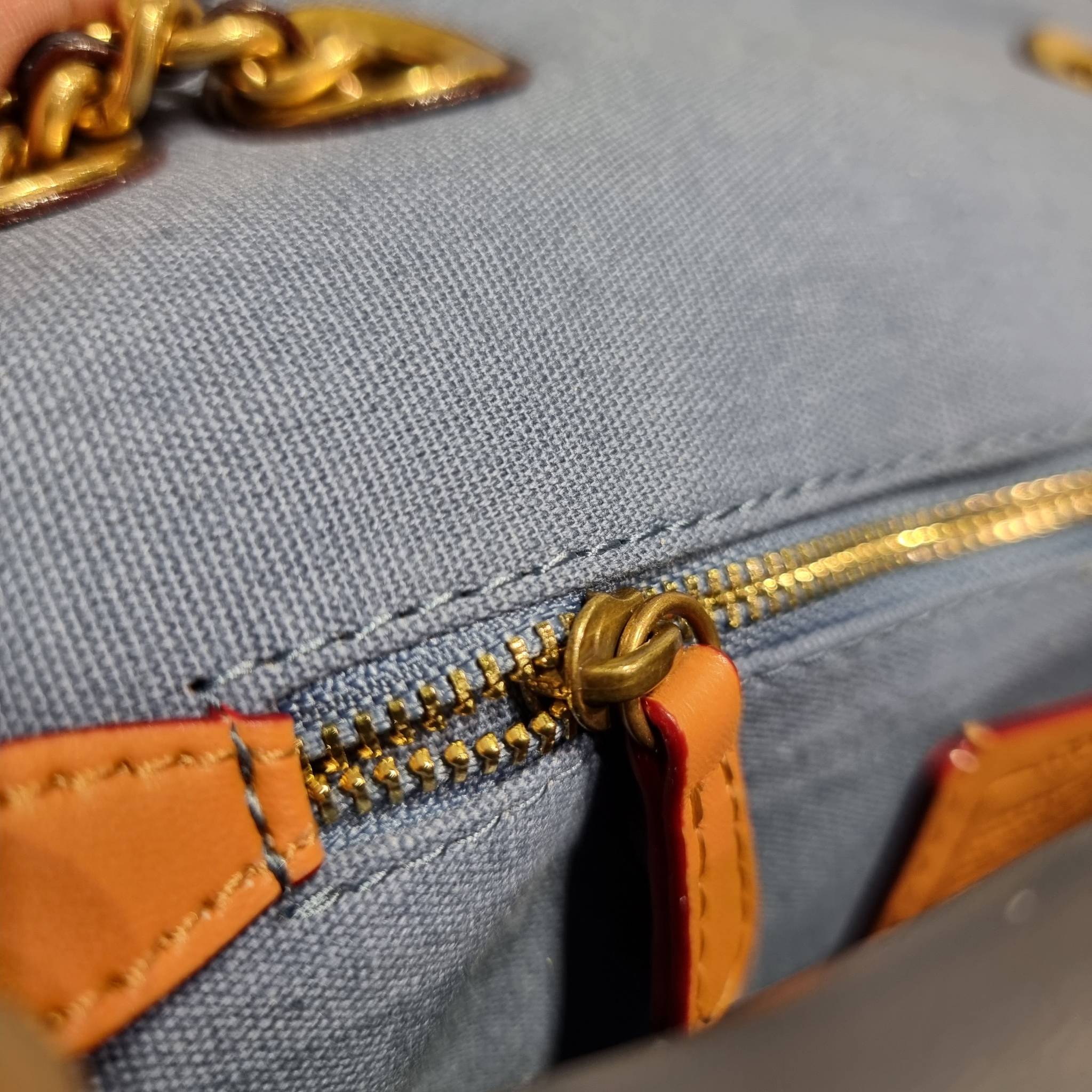 COACH CA104 PILLOW MADISON SHOULDER BAG IN SIGNATURE DENIM WITH QUILTING หรูหราที่หนึ่งต้องยกให้เลย กับไอเท็มนี้ กระเป๋าสะพายดีไซน์สุดล้ำ เดินเส้นสวยคม วัสดุผ้าเดนิม สวยเฉียบ ดูแพง เปิด-ปิดด้วยตัวบิดล็อค ใช้งานสะดวก ด้านหลังมีช่องเก็บของจุกจิกได้ ภายในแบ่