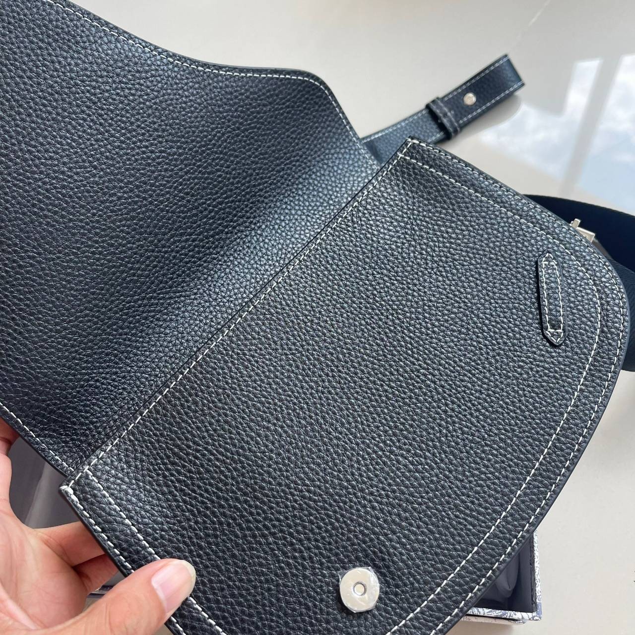 หนังแท้ CHRISTIAN DIOR SADDLE POUCH Black Grained Calfskin / DIOR SADDLE MESSENGER BAG พร้อมส่งที่ไทย กระเป๋า Saddle pouch คู่ใจขนาดกะทัดรัดและเหมาะสำหรับใช้ในชีวิตประจำวัน สีดำคลาสสิกเดินด้ายขาวตัดกัน เกรดออริจินอลหนังแท้ทั้งใบ ภาพสินค้าถ่ายจากงานขายจริง