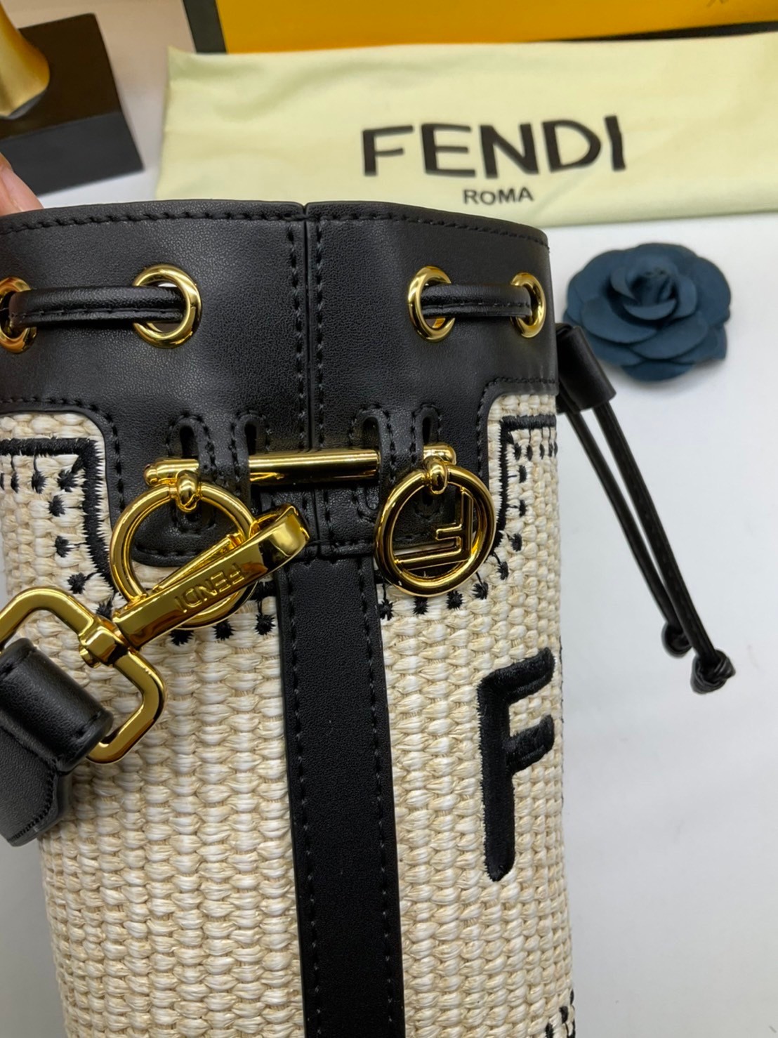 FENDI Mon Tresor Beige and black straw mini bag / Mon Tresor bucket bag made of natural-coloured woven straw with a moss-stitch effect, with black straw Fendi lettering. กระเป๋าสะพายทรงบัคเก็ตมินิน่ารัก อะไหล่ปั้มแบรนด์สีทอง Rare items เด็ดๆแบบนี้ห้ามพลาด