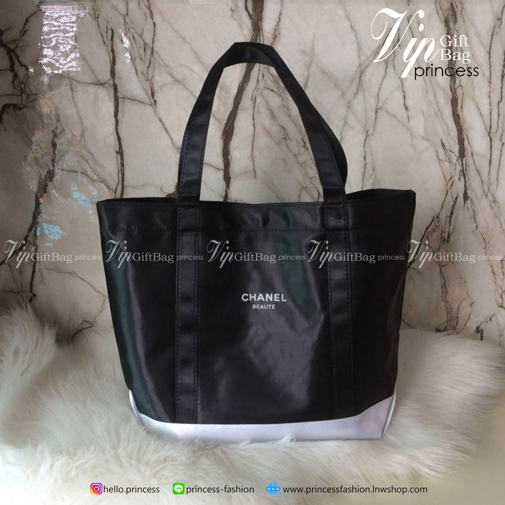 Chanel Satin Shopping Bag กระเป๋าสะพายทรง Shopping Bag พรีเมี่ยมกิ้ฟ Limited Edition ของแท้ 100% นำเข้าจาก Chanel Perfume Counter ใบใหญ่วัสดุ SATIN สกรีนแบรนด์ด้สนหน้า ซับใน Polyester 100% เปิดปิดด้วยกระดุมแม่เหล็ก น้ำหนักเบา จุสุดๆ สามารถใส่เอกสารA4หนังส