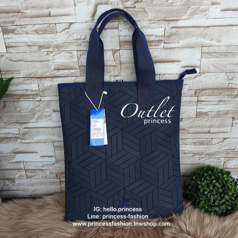 Adidas Original Shopper 3D Tote Bag Trefoil Handbag . Classic Sports กระเป๋าถือหรือสะพาย ลาย graphic ทรง sport วัสดุ polyurethaneเนื้อ matte หนังนิ่ม น้ำหนักเบา เปิดปิดด้วยซิป ภายในกว้างโล่ง ใส่ A4, iPad และของใช้ได้เยอะ Unisex ใช้ได้ทั้ง ช ญ ค่ะ