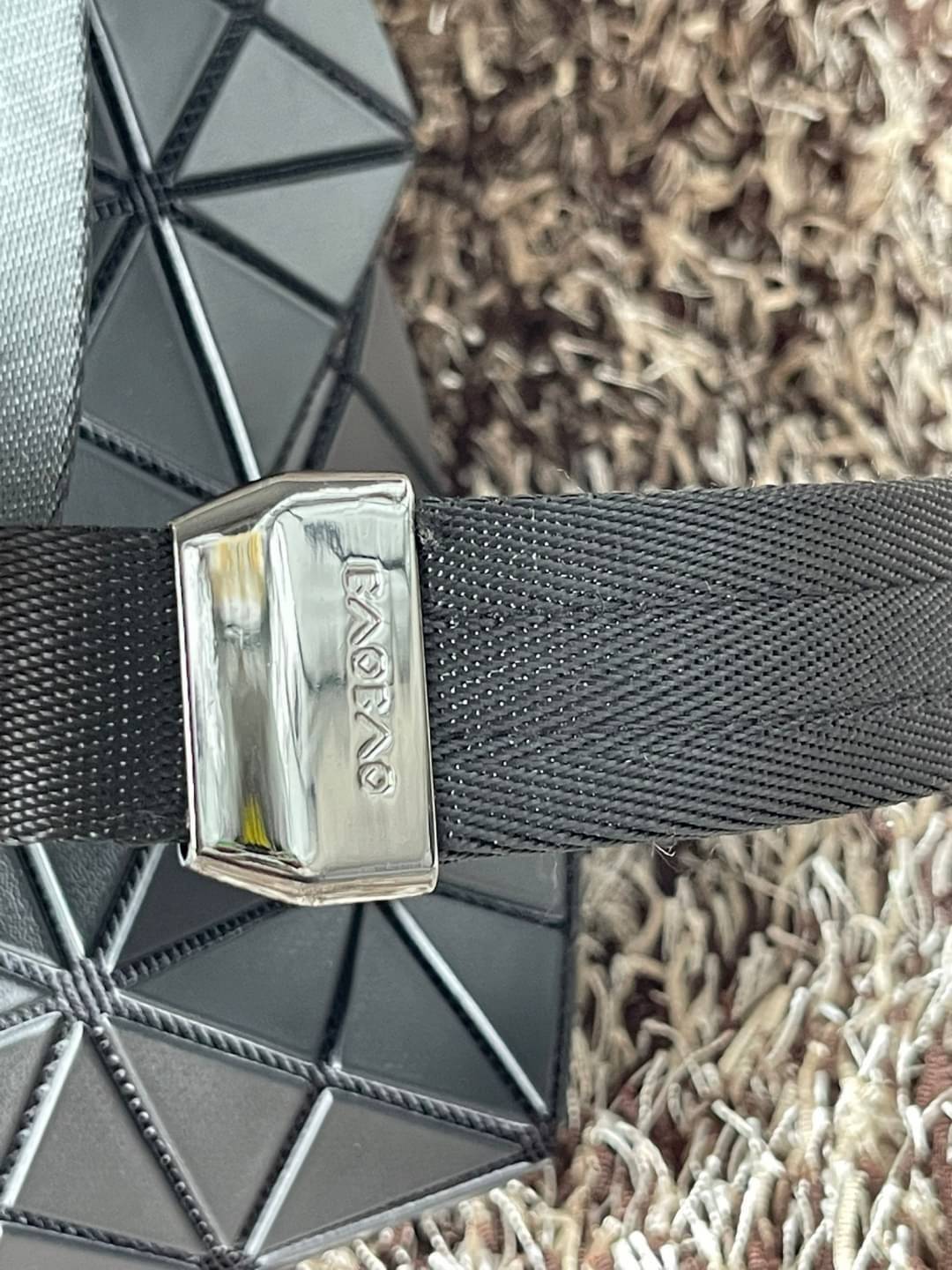 Baobao Issey Miyake Prism Sac ชาวมินิมอลทั้งชายและหญิงต้องถูกใจรุ่นนี้ เพราะ Prism Sac เป็นกระเป๋าแบบ unisex ที่มาพร้อมกับความเรียบง่ายของวัสดุเนื้อแมตต์ แต่ให้ลุคสไตล์เท่แบบคูลๆ โดดเด่นด้วยดีไซน์ที่ออกแบบมาให้ใช้งานที่ง่าย ตอบโจทย์ทุกสถานการณ์ฝาพับแบบเปิ