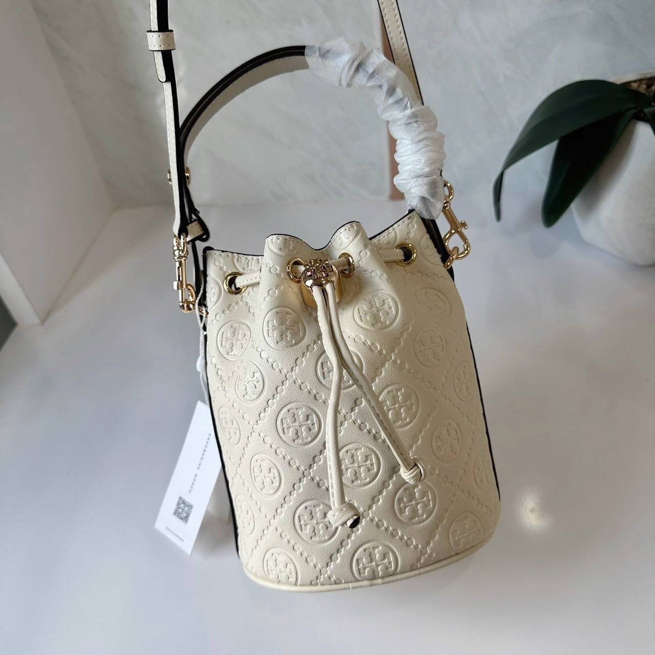 TORY BURCH mini T Monogram leather bucket bag กระเป๋าบัคเกต ไซต์ mini คอลเลกชันหนัง T Monogram ลายซิกเนเจอร์หนังปั้มลายนูน