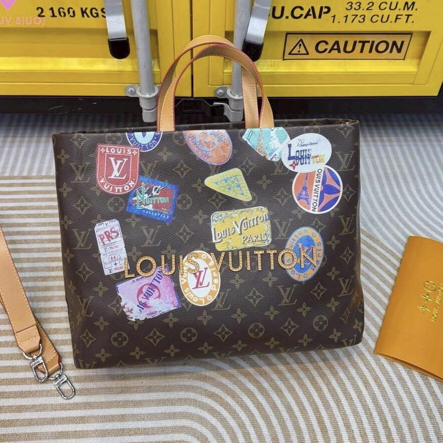 LV Flight Mode Onthego Voyage Bag / LV Tote Bag signature travel sticker print กระเป๋าทรงโท้ทใบใหญ่ รุ่นลิมิเต็ด โดดเด่นด้วยแท็กสติกเกอร์พิมพ์ลายท่องเที่ยว ให้ความวินเทจแต่ยังคงความหรูหราในตัว สวยหรูลงตัว ภายในโล่งกว้าง จุของได้อย่างจุใจ