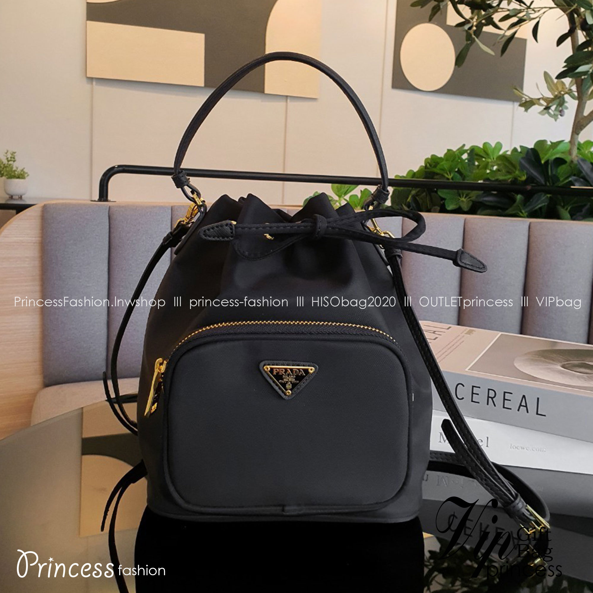 Prada Nylon Bucket Bag Black ใครๆก็หลงรัก **ทรงขนมจีบน่ารัก 🐰 กระเป๋าผ้า PRADA NYLON SILK เนื้อหนา ตัวกระเป๋าอยู่ทรงสวย ซับในอย่างดี จุดเด่นคือ กระเป๋าสามารถ จุของได้เยอะมาก น้ำหนักเบา