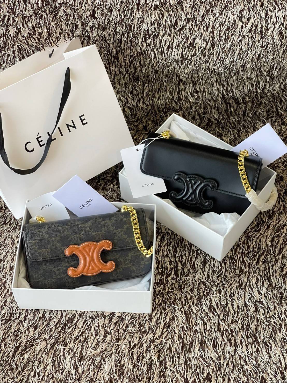 Celine Chain Shoulder Bag Cuir Triompe In Triompe เป็นกระเป๋าถูกประดิษฐ์ขึ้นในรูปทรงมินิมอล นับว่าเป็นกระเป๋าอีกหนึ่งรุ่นในซีรีส์ Triomphe ที่ได้รับความนิยมอย่างมาก โดยเป็นกระเป๋าสะพายไหล่ทรงสี่เหลี่ยมผืนผ้าที่อัดแน่นไปด้วยกลิ่นอายความคลาสสิกตามแบบฉบับของ