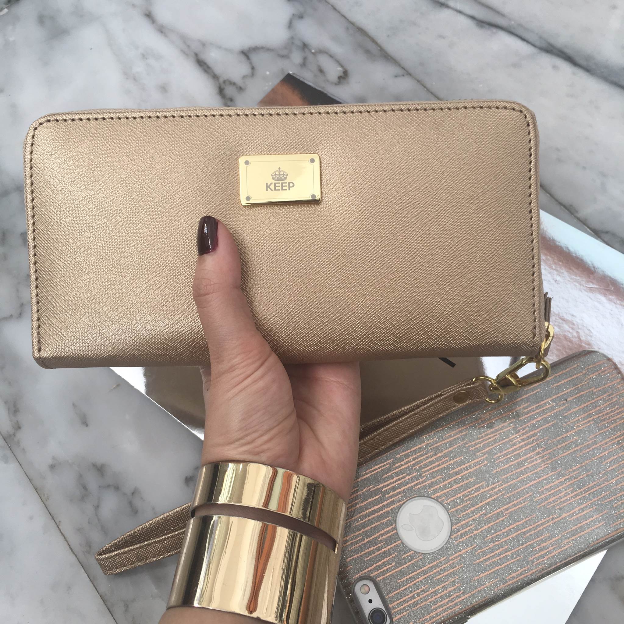 NEW ' KEEP Alice ' 2017 collection •• Long wallet 🐔🐔 ใหม่ล่าสุด สำหรับกระเป๋าสตางค์ทรงยาว หนัง saffiano leather เป็น Collection สีทอง รับทรัพย์ ต้อนรับ ปีไก่ทอง กันเลยค่า 💸💵💴💶💷💰