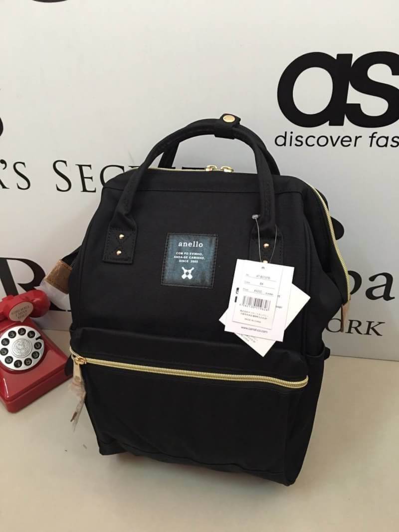 ANELLO POLYESTER CANVAS RUCKSACK รุ่นมินิ แบรนด์ดังสุดฮิตที่กำลังดังในประเทศญี่ปุ่น กระเป๋าเป้สไตล์คาวาอิ รูปทรงแปลกใหม่มีสไตล์เป็นของตัวเอง วัสดุผ้าแคนวาส ปากกระเป๋ากว้างมีโครง ง่ายสำหรับเวลาใส่สัมภาระ ภายในมีช่องเล็กและช่องใหญ่ใช้งานง่าย เปิดปิดด้วยซิปค