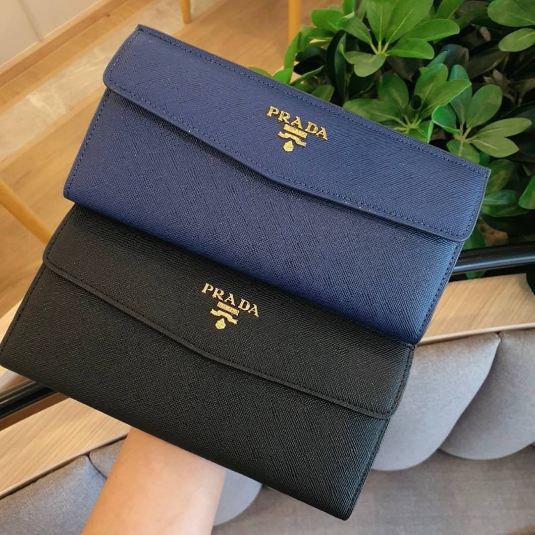 PRADA LONG WALLET กระเป๋าสตางค์รับทรัพย์ ทรงหรู จากแบรนด์ PRADA ลายหนัง SAFFIANO มีช่องใส่บัตร ถึง 12 ช่อง และช่องซิปใส่ของจุกจิกได้ น้ำหนักเบา จับถนัดมือ ขนาดกำลังดีคะ ถือแล้วดูดี อะไหล่ทองสุดหรู ใช้แล้วสวยแน่นอนค้า