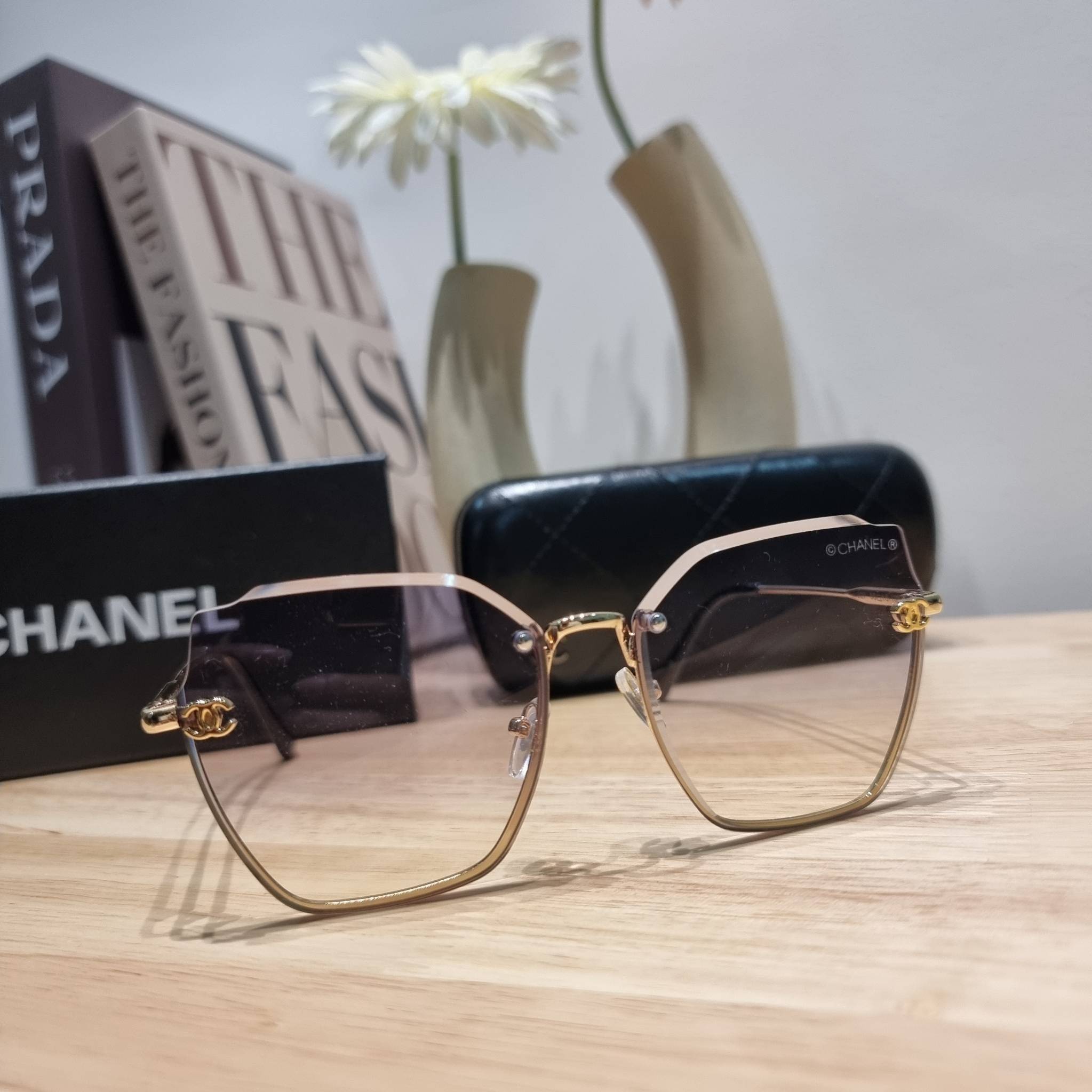 Chanel Sunglasses UV protection gift Box set สุดคุ้ม มาพร้อมอุปกรณ์ครบเซ็ท ดีไซน์ชิคมากแม่!! รับรองไม่ซ้ำใคร ใส่เสริมโหงวเฮ้ง ดูผู้ดี มีพกติดตัวไว้ไม่ตกเทรนด์ ใช้ได้ทุกโอกาส