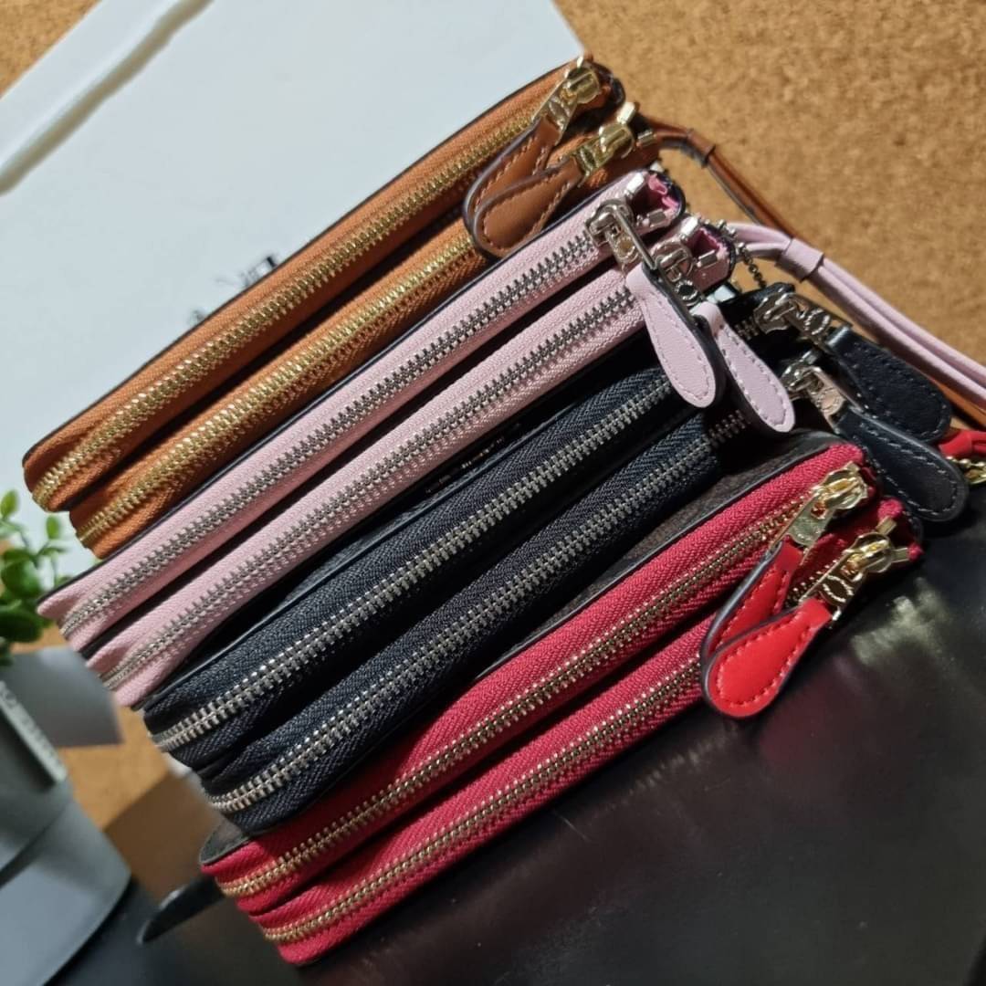 COACH F87591 DOUBLE CORNER ZIP WALLET IN SIGNATURE COATED CANVAS คล้องมือรุ่น 2 ซิป!! มาแล้วจ้า 🌟🤗 ไซส์นี้คือเหมาะมือจริงๆ พกง่ายเช่นเคย ไม่ต้องกังวลว่าจะเกะกะหรือกินพื้นที่กระเป๋าหลัก วัสดุหนังแคนวาสเคลือบลาย มีช่องหลักแยก 2 ช่อง ภายในบุผ