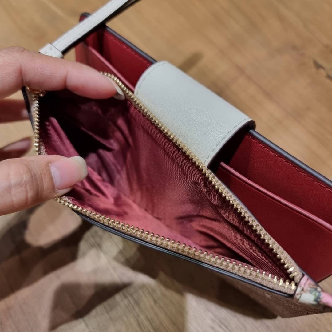 COACH C3371 TECH PHONE WALLET WITH SPACED WILDFLOWER ดีไซน์ใหม่ คอลเลคชั่นสวยหรู กระเป๋าสตางค์พร้อมสายคล้องมือ ง่ายต่อชีวิตมากจ้า!! มันดีอะไรเบอร์นี้ ใส่ได้ทั้งบัตร และโทรศัพท์ก็ใส่ได้ทุกรุ่น แถมยังมีช่องซิปแยกไปอีก ช่องเยอะไม่ต้องห่วงจริงๆ วัสดุหนังแคนวา