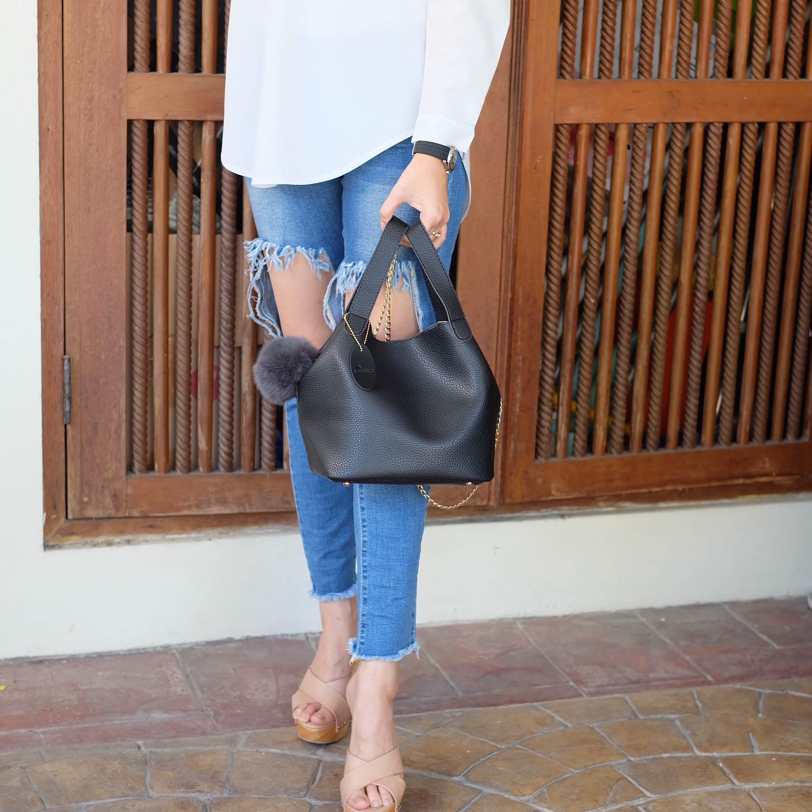 รุ่นใหม่ล่าสุดจาก แบรนด์ Berke สวย หรู เวอร์วัง อีกแล้วค่า กับกระเป๋า 2 in 1 ปรับเก็บทรง ได้ถึง 2 แบบ มาพร้อมพวงกุญแจ ปอมปอม ฟรุ้งฟริ้ง น่ารักมาก คะ ตัวกระเป๋าเป็นหนัง PU อย่างดี เนื้อนิ่ม สามารถสะพายได้หลายรูปแบบ มีสายยาวให้คะ ใบนี้บอกเลย สวย คุ้มเกินราค