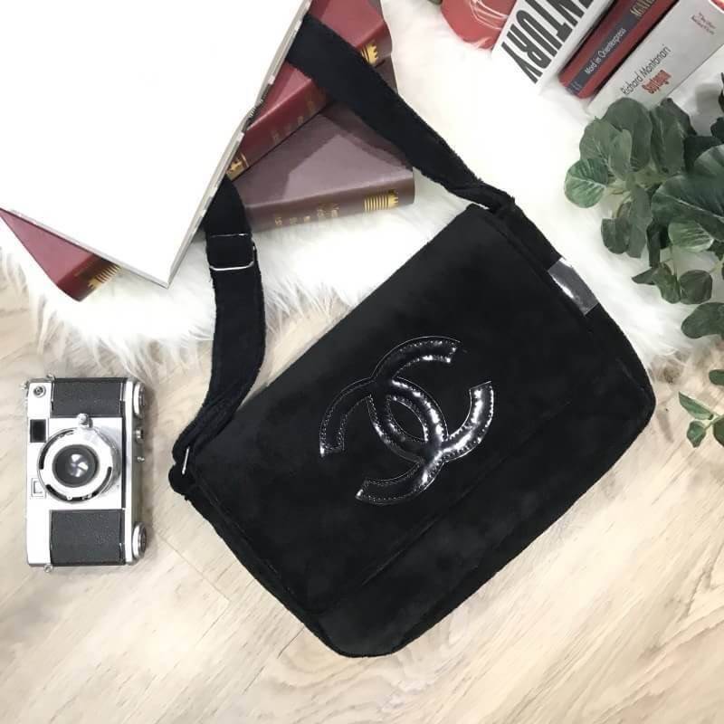 Chanel Beaute Crossbody Bag กระเป๋าสะพาย VIP. GIFT ของแท้ จาก Chanel Cosmetic วัสดุขนวูฟสีดำหนานุ่ม ตัดโลโก้แบรนด์หนังแก้วอสวยโดดเด่น น้ำหนักเบา เปิดปิดด้วยฝาปิดกระดุมแม่เหล็ก ใบใหญ่กำลังดี ใส่ iPad, กระเป๋าสตางค์ใบยาว, และของจุกจิกได้เยอะ มาพร้อมสายยาวเล