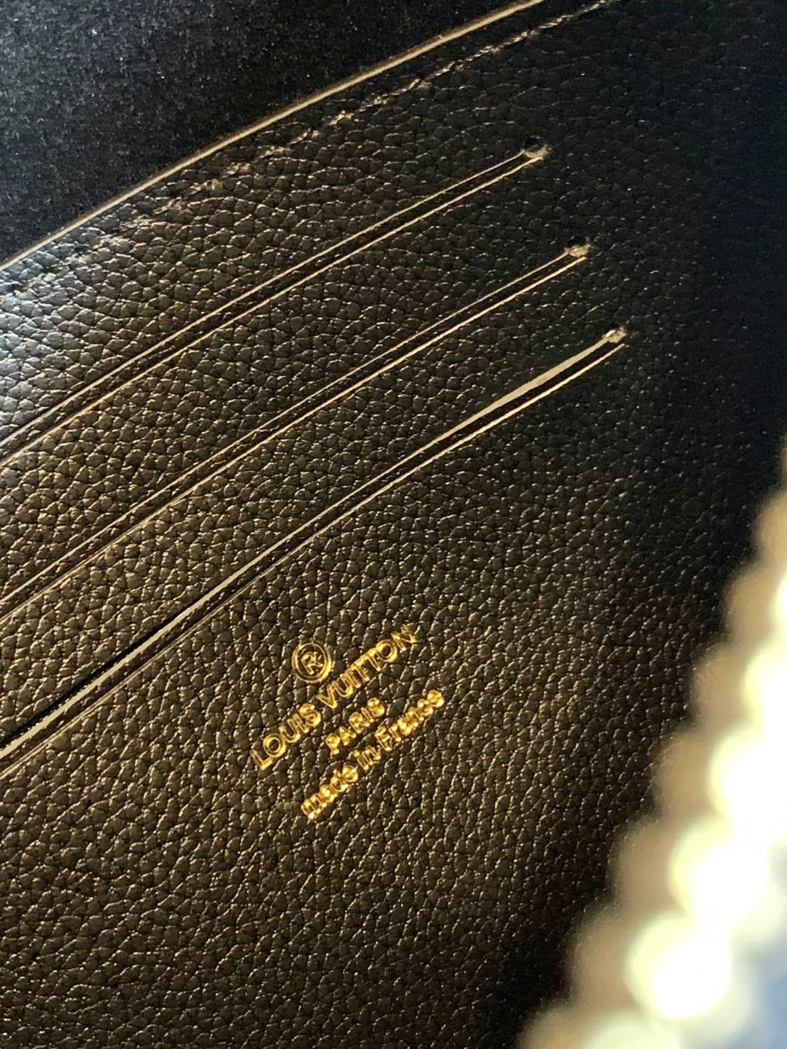 VIP 】จัดสินค้าคุณภาพมาให้สาวๆได้ใช้กันค่าา😘 Louis Vuitton Pochette Mélanie MM Monogram ใช้ขึ้นเครื่องได้เลย✈️ ✔️กระเป๋า ทรงคลัท แบบมีสายคล้องมือ ถอดออกได้หนึ่งสาย ✔️หนังแท้หนา ลายหนังพิมพ์ลายแบรนด์ได้สวยงามมากๆค่ะ