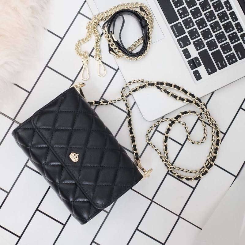 รุ่นขายดีที่สุด ** รอบใหม่ **หนังวัวแท้ สวย นิ่มมากๆค่า และ ปักลายตารางออกมาสวยมาก ** KEEP รุ่น Florence Flat bag ตัวกระเป๋าหนังแท้ นิ่ม-ตึง สุดๆ รุ่นนี้ จะมี 2 ขนาด คือ mini และ classic ไซด์