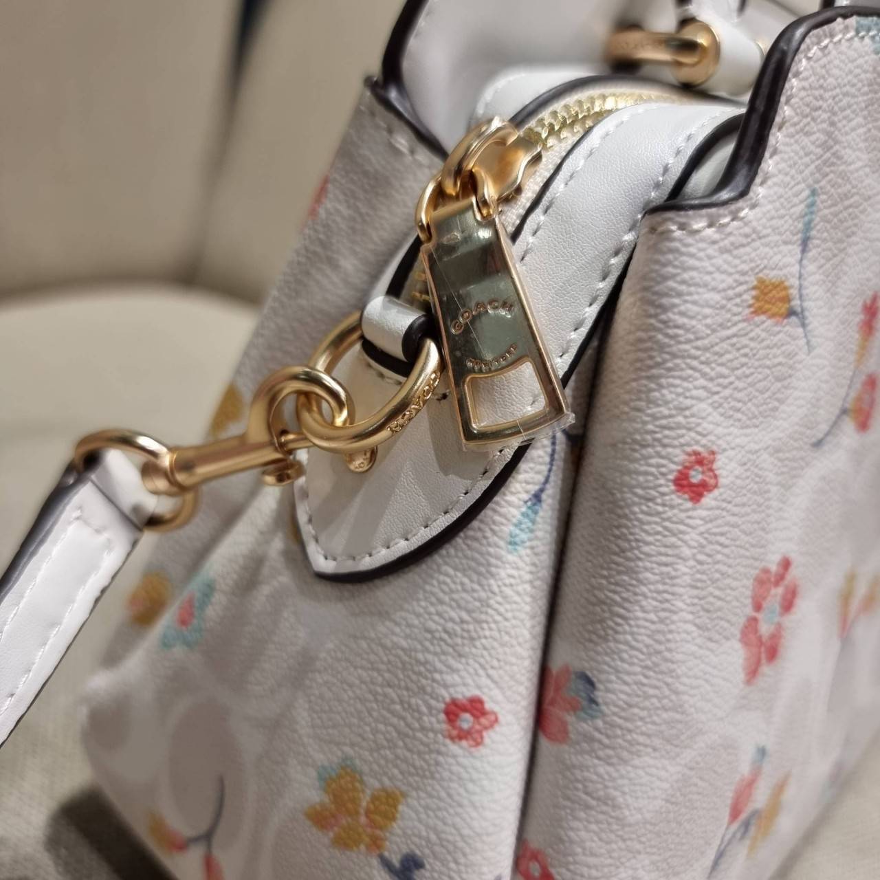 COACH C8340 MINI LILLIE CARRYALL IN SIGNATURE CANVAS WITH MYSTICAL FLORAL PRINT สีใหม่ล่าสุด กับรุ่นที่สุดของความขายดี คอลยอดฮิตในลวดลายสุดชิค กระเป๋าสะพายทรงสวย ที่ดีไซน์ออกมาให้ใช้งานง่าย สะดวก สวย หรู ดูดี!! วัสดุหนังแคนวาสเคลือบลาย มาพร้อมสายสะพายข้าง