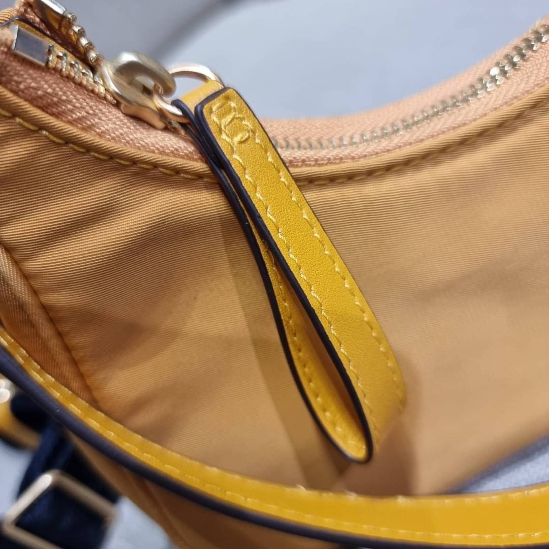 TORY BURCH MERCER NYLON SMALL SHOULDER BAG ใหม่ก่อนใคร!! กับคอลหวานๆ สดใสๆ กระเป๋าสะพายทรงโฮโบ ขนาดกะทัดรัด ฟังก์ชั่นการใช้งานจัดแบบเต็มที่ ด้วยสายสะพายถึง 3 เส้น สายโซ่คล้องแขน สายหนังแบบสั้นคล้องไหล่ และสายสปอร์ตเส้นใหญ่ ดูดี!! คุ่มแค่ไหนคิดดู!! วัสดุผ้