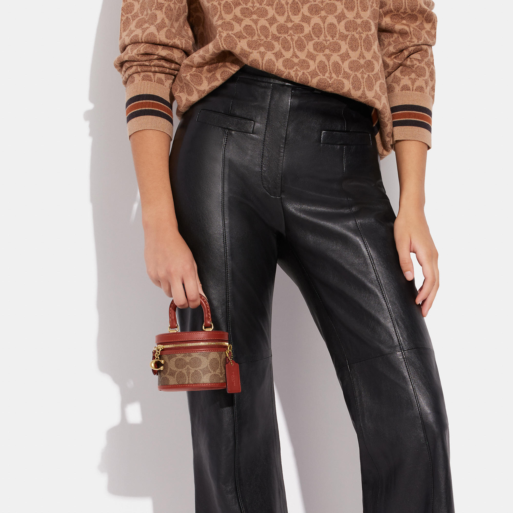 COACH TRAIL CROSSBODY 12 IN SIGNATURE CANVAS CE768 // CE769 มอบเป็นของขวัญปีนี้ รุ่นนี้ต้องเข้าแล้วล่ะคะ พร้อมส่งที่ไทยจำนวนจำกัด! ได้ล๊อตเปิดตัวราคาดีสุดมาค่ะ🎁มอบทันใช้ในช่วงเทศกาลปีใหม่นี้กันค่าา สวยไร้ที่ติ ✔️กระเป๋าใส่ของจำเป็นจุกจิก หน