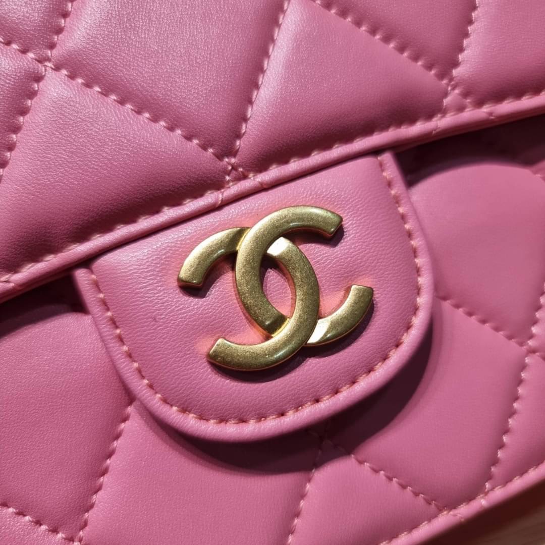 Chanel flap bag with chain กระเป๋าสะพายสุดหรู สวยดูแพง รูปทรงคลาสสิค ขนาดกำลังพอเหมาะ สายสะพายโซ่ในตัว น้ำหนักเบา