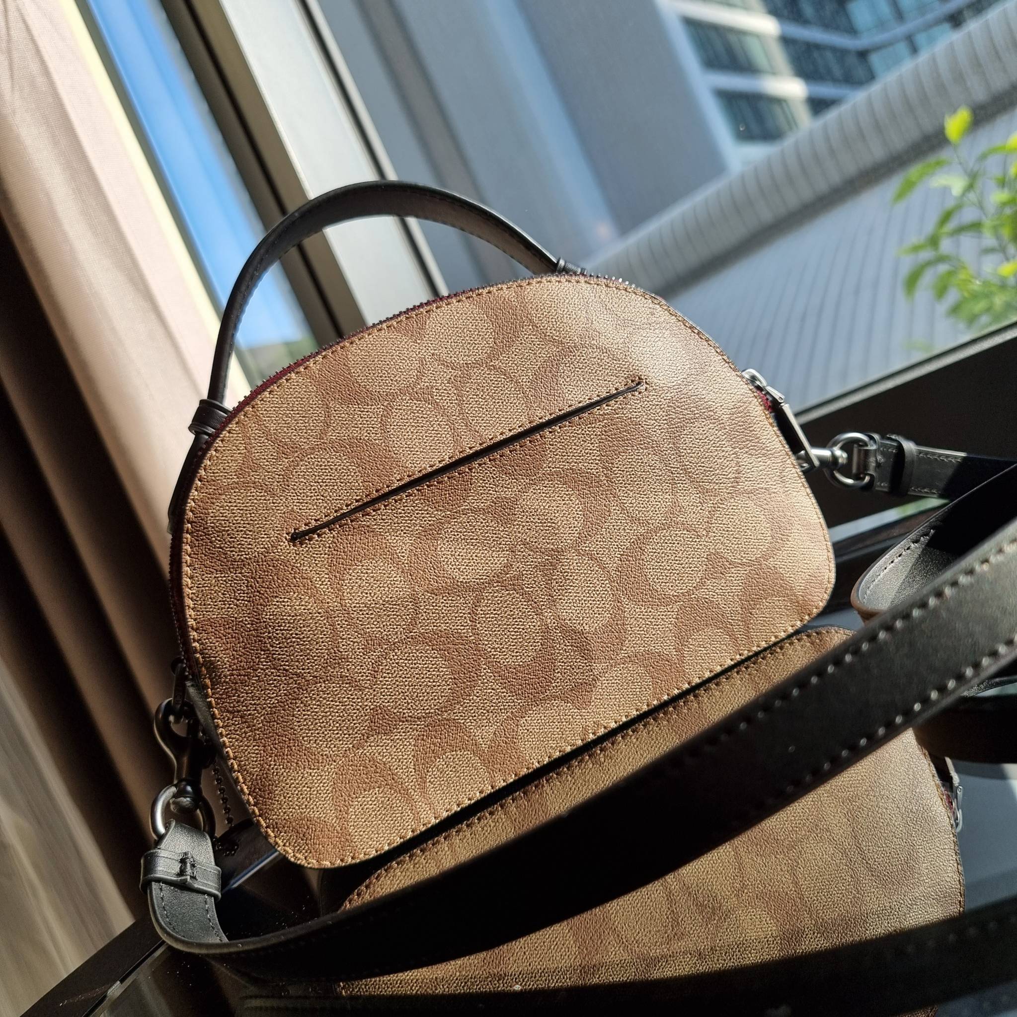 OUTLET 】COACH 1591 SERENA SATCHEL IN SIGNATURE CANVAS กระเป๋าสะพายคอลเลคชั่นยอดฮิต ดีไซน์ลุคผู้ดี ต้องยกให้น้องใบนี้เลย!! จัดสีขายดี สีลุคคุณหนูมาให้ สวยตาแตก!! วัสดุหนังแคนวาส เปิด-ปิดด้วยซิป 2 ช่องหลัก ภายในเป็นช่องโล่ง เก็บของได้แบบสบายๆ ใส่มือถือได้ทุ