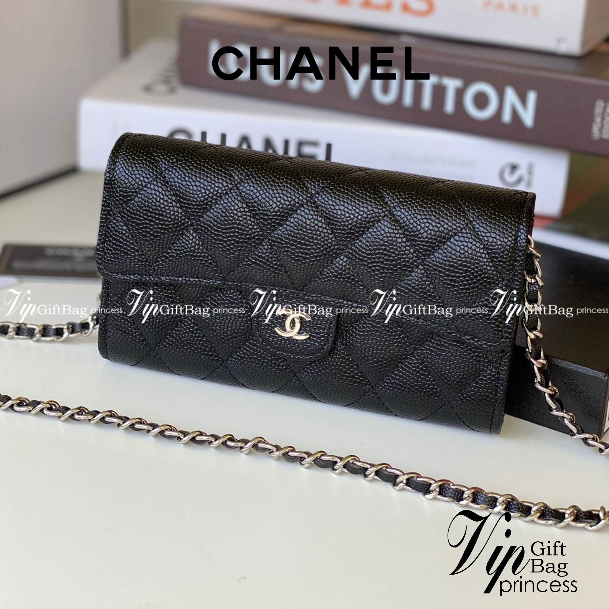 หนังแท้ CHANEL WALLET WITCH CHAIN พร้อมส่งที่ไทย ภาพสินค้าถ่ายจากงานขายจริง ใช้งานต่างประเทศได้ รุ่นยอดนิยมไอเท็มฮิตวัสดุหนังคาเวียร์สวยคลาสสิคเปิดปิดด้วยฝาปิดกระดุมด้านหน้ามีโลโก้แบรนด์อะไหล่สวยหรูดูดีมาพร้อมสายโซ่อะไหล่เงินและทอง ร้อยหนังจะสะพายไหล่ หรื