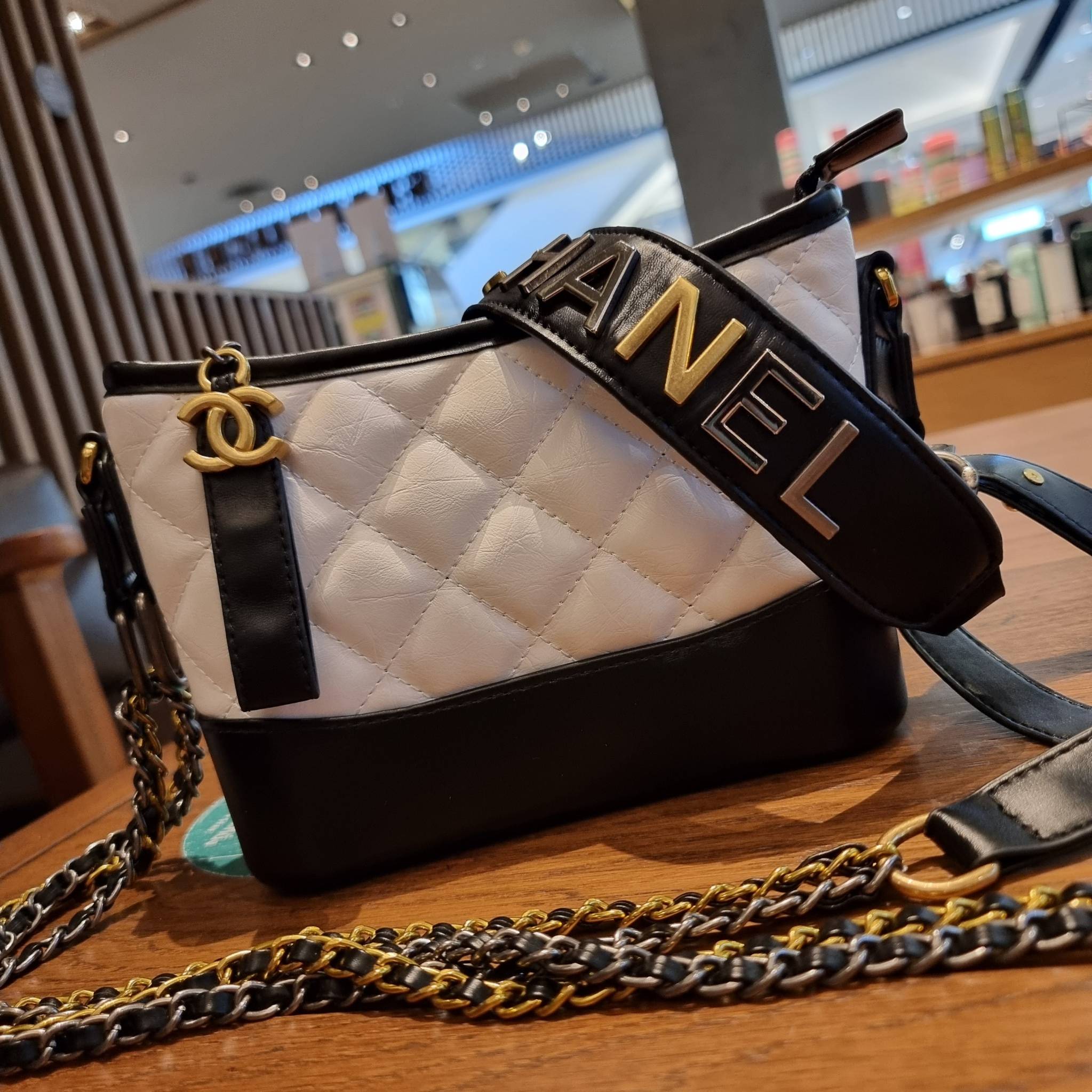 8" CHANEL SHOULDER BAG / CHANEL GABRIELLE HOBO BAG ไซส์คลาสสิค กระเป๋าสะพายข้าง/ไหล่ หนังสังเคราะห์ นิ่ม หรู มาพร้อมพวงกุญแจสัญลักษณ์แบรนด์ พิเศษ!! สายคล้อง jumbo font เพิ่มดีเทลความแพง อะไหล่พร้อมโซ่สะพายสีทองสลับสีเงินรมดำ สามารถสะพาย crossbody หรื