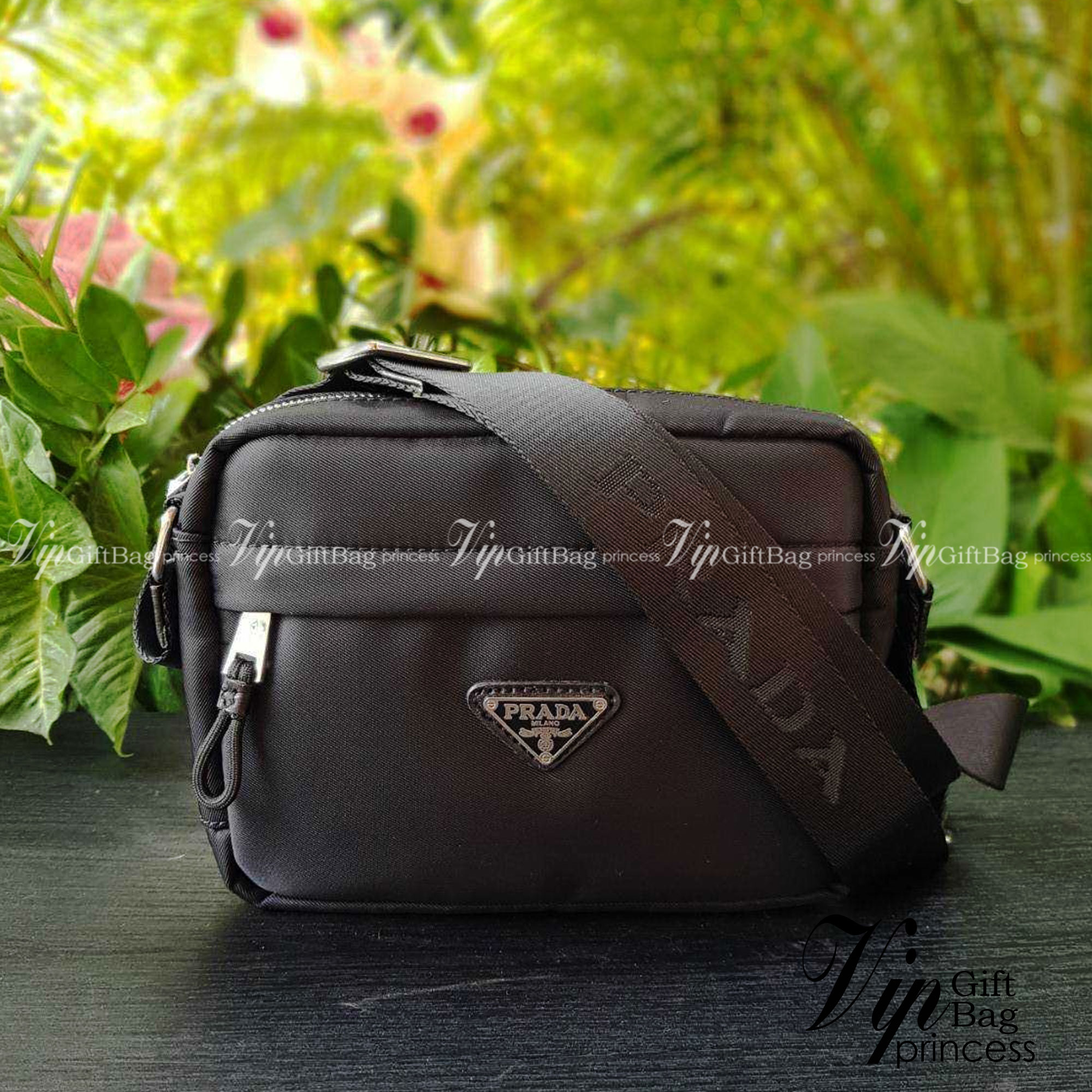 PRADA RE-NYLON MESSENGER BAG BLACK กระเป๋าสะพายทรง Messenger รุ่น Unisex ขนาดกำลังดี ดีไซน์เรียบ แต่หรูหรา สไตล์ Prada สายสะพายยาวปรับระดับได้ สามารถสะพายไหล่ และครอสบอดี้