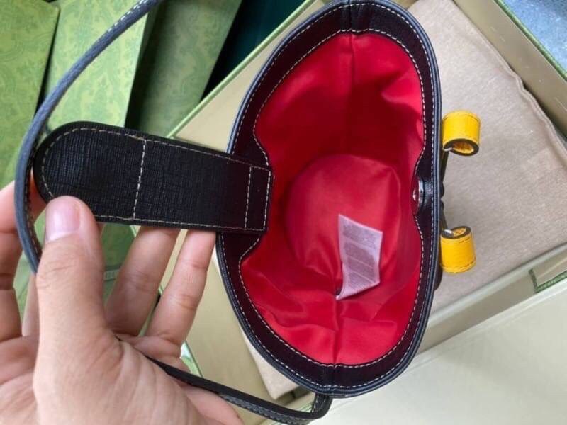 VIP GIFTbag 】 Gucci Mini Tote Bucket ladybug Bag กระเป๋าทรงถัง ลายน้องเต่าทองน่ารักๆ ถือยังไงก็สะดุดตา วัสดุหนังแท้ ภายในเป็นช่องโล่ง ใส่ของได้พอสมควร ใส่กระเป๋าสตางค์ เครื่องสำอางค์ มือถือได้ครบ มาพร้อมหูจับในตัว ไอเท็มนี้ลิมิเต็ดหายากแล้วน้า มาให้ตำแล้ว