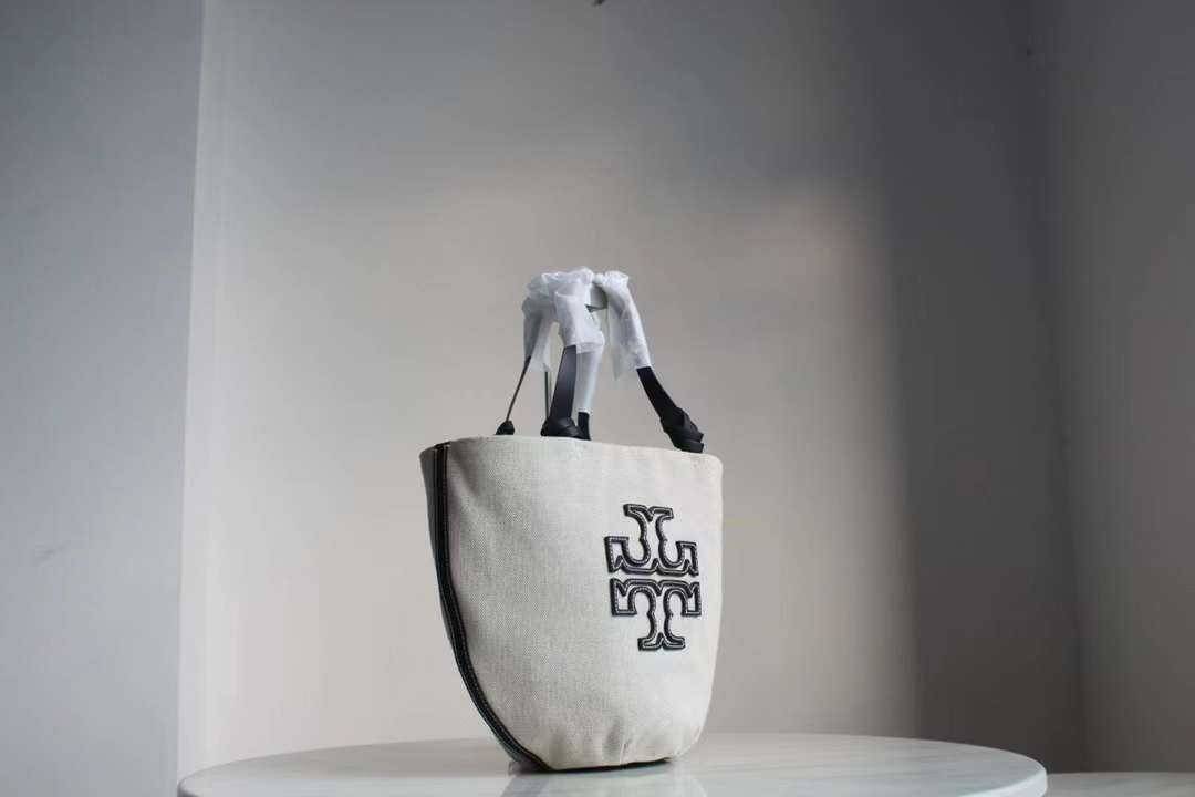 Tory Burch Small Canvas Round Tote กระเป๋าถือหรือสะพายไหล่ วัสดุผ้าcanvas รูปทรงโค้งมน ด้านในโล่ง มี1ช่องซิปและ1ช่องเล็ก น้ำหนักเบา จุของได้เยอะ มาใหม่ล่าสุดไม่ควรพลาดเลยค่า