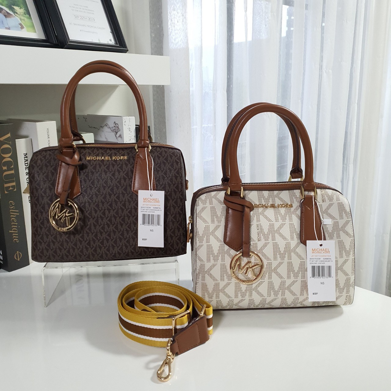 MICHEAL KORS HAYES DUFFLE BAG กระเป๋าสะพายทรงหมอนยอดฮิต ขนาดกลาง วัสดุหนังสังเคราะห์ปั้มลาย MK ทั้งใบ สวยอยู่ทรง ประดับโลโก้แบรนด์ด้านหน้า ด้านในบุผ้าไนลอน มีช่องซิปอีกหนึ่งช่อง สามารถใส่กระเป๋าสตางค์ใบยาว มือถือ iphone เงิน ของจุกจิกได้ มาพร้อมแท็กห้อยสุ