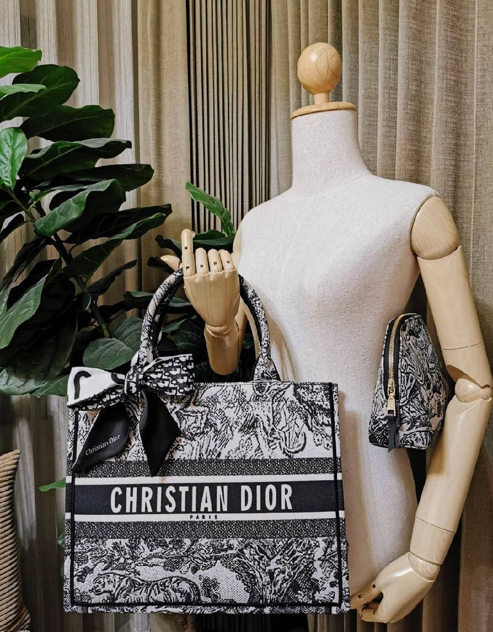 "ซื้อ1ได้ถึง2ใบ!" DIOR TOTEBAG WITH CLUTCH สวยหรูดูดี Setสุดคุ้มได้ทั้งกระเป๋า Dior Anagram Totebag + กระเป๋าคลัชเครื่องสำอาง + Dior Twilly สำหรับผูกกระเป๋าหรือผูกผมได้ ไอเท็มสุดฮิตสวยปังน่าใช้น่าสะสม มาพร้อมกล่องแบรนด์ จะซื้อใช้เองหรือมอบเป็นขอ