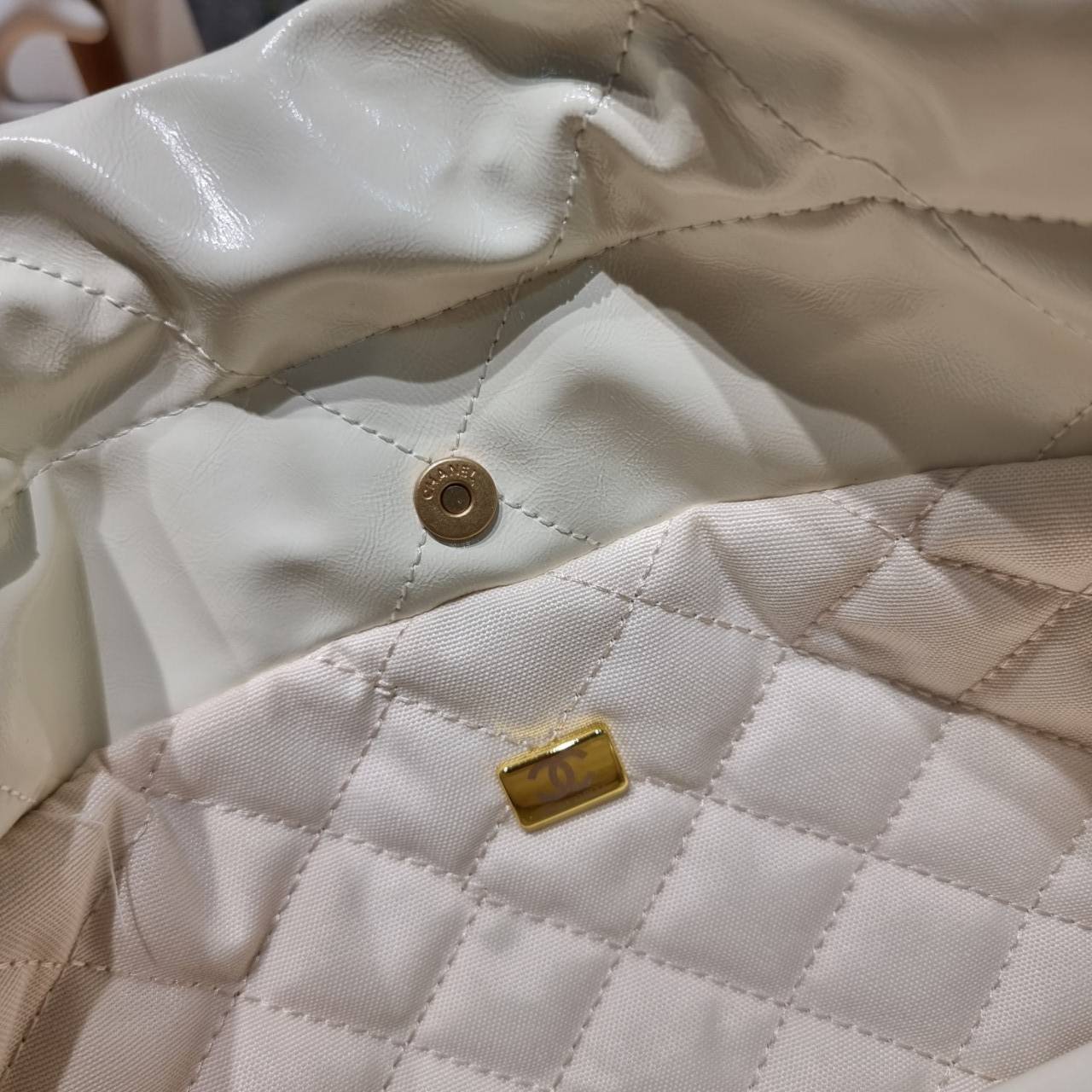 Chanel 22 horizontal bag แรงเกินต้านที่สุดกับไอเท็มนี้ ที่สาวๆหรือใครๆก็ต้องมี มาในไซส์ใหญ่ รูปทรงใช้ง่ายขึ้น แต่ยังจุได้หนักๆเหมือนเดิม ดูหรูหรา เกินเรื่องที่สุด