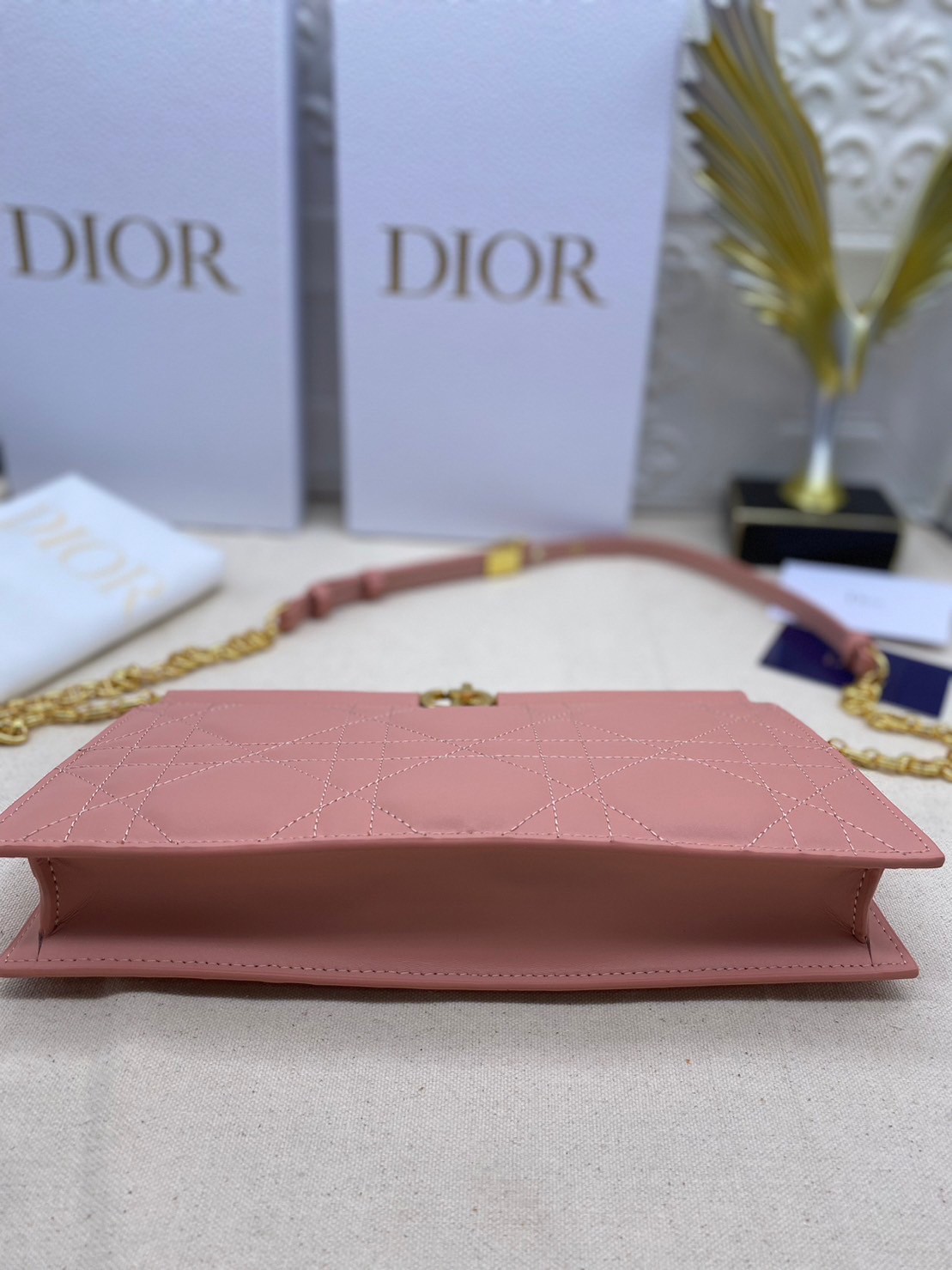 Dior Caro Colle Noire Clutch with Chain Cannage / DIOR Clutch / DIOR BAG พร้อมส่ง 4 สี กระเป๋าสะพายทรงคลัท ดีไซน์เรียบหรู ดูแพง รุ่นนี้คือ ถือแล้วผู้ดีมากค่ะ