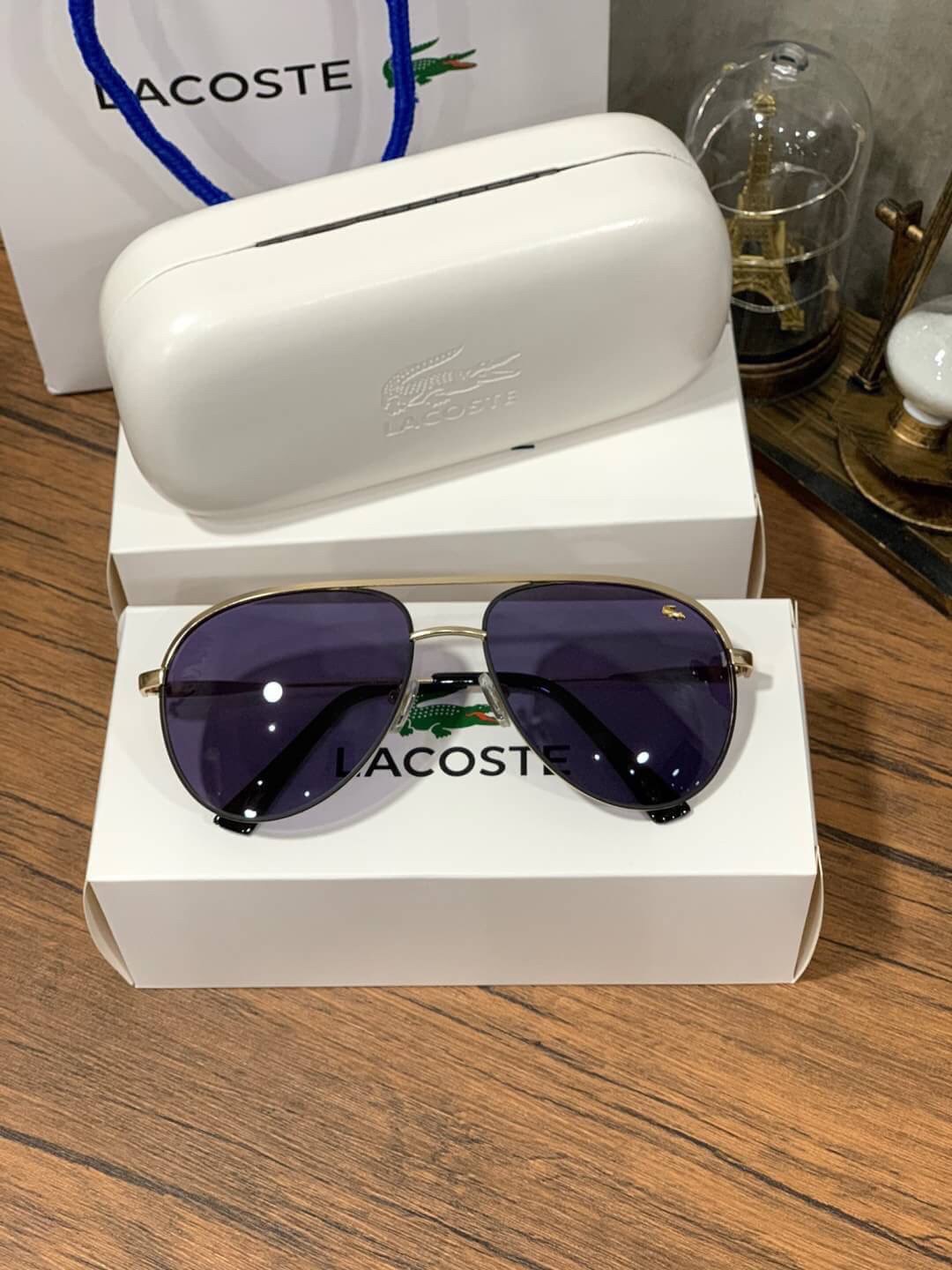 แว่นตา Lacoste Unisex Sunglasses แว่นตา Lacoste สไตล์ rayban ขนาดเลนส์กำลังดี หน้าเลนส์ติดโลโก้แบรนด์และปั๊มชื่อแบรนด์ ทรงคลาสสิคสีไม่มืดจนเกินไป ใช้ได้ทั้งชายและหญิงและชาย อุปกรณ์ฟูลเซ็ท มีทั้งกล่องแบรนด์สำหรับแว่น กล่องกระดาษ และถุงกระดาษแบรนด์ มอบเป็นข