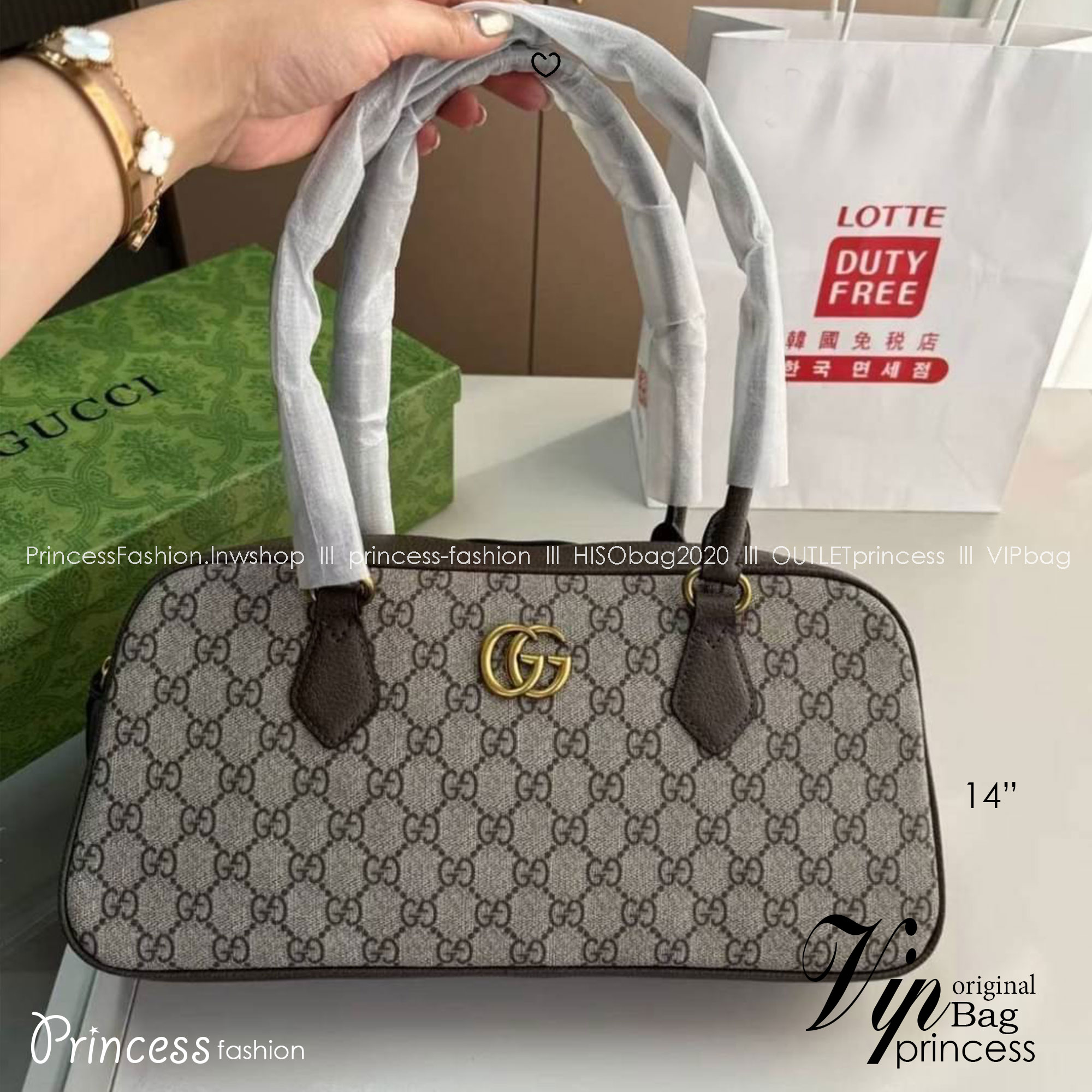 GUCCI Ophidia GG Top Handle Bag กระเป๋าสะพายคลาสสิค คลาสซี่กับคอลใหม่ กระเป๋าสะพายไหล่ที่มาแรงสุดๆในตอนนี้ ใช้ง่ายสะพายสะดวก หูสะพายในตัวแบบยาว ภายในเป็นช่องโล่ง รูปทรงเรียบหรู พิมพ์ลายโมโนแกรมเต็มใบ แต่งอะไหล่สีทองโลโก้ GG ตอบโจทย์และแมทช์ได้ทุกลุค