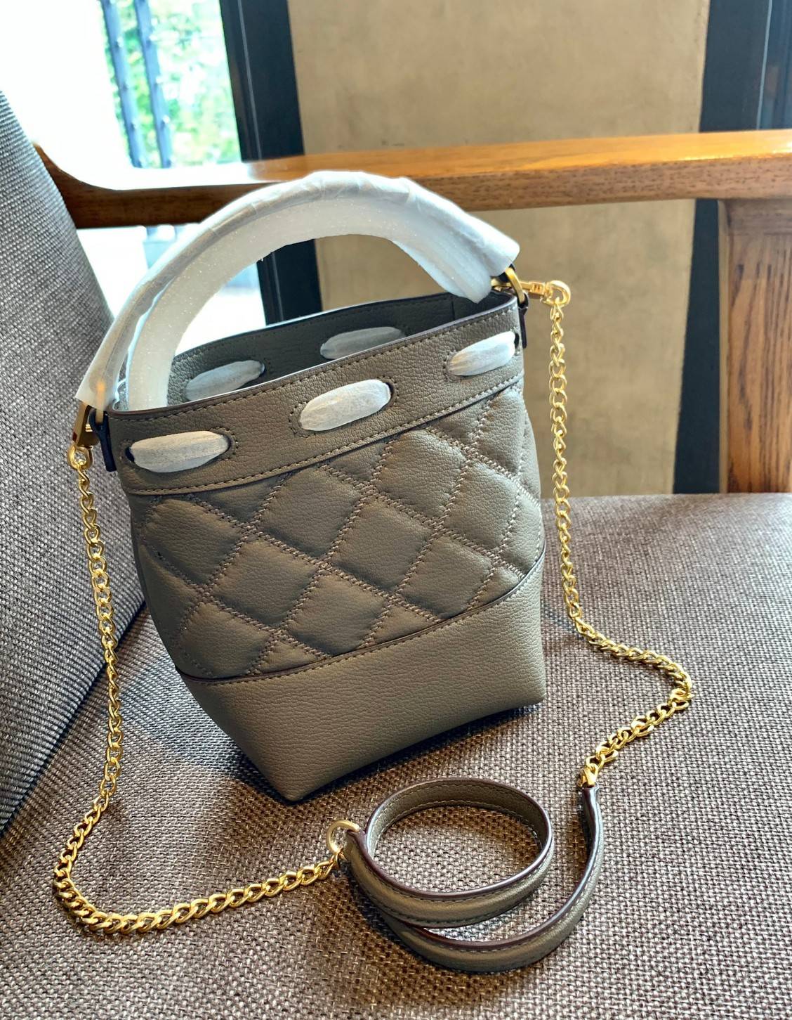 น้องสวยเกินเบอร์ คุณภาพแน่น จำนวนจำกัด! TORY BURCH MINI WILLA BUCKET BAG พร้อมส่งที่ไทย แนะนำต้องมีค่า กระเป๋าทรงจนมจีบ หนังแกะแท้((หนังแกะจะมีคุณภาพดีและแพงกว่าหนังวัวนะคะ)) ลายหนังสวย เดินด้ายลายนวม สัมผัสแล้วสาวๆหลงรักแน่นอนค่าา